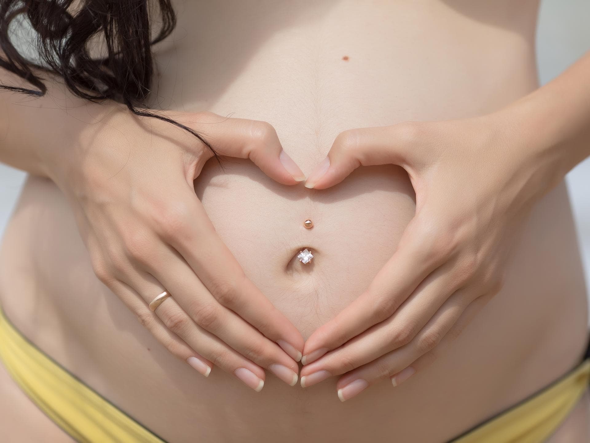 Ein Bauchnabelpiercing in der Schwangerschaft