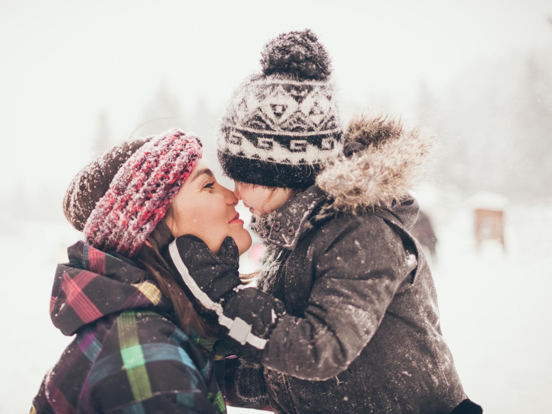 Mama und Kind Nase an Nase im Schnee. Mama und Kind Nase an Nase im Schnee.
