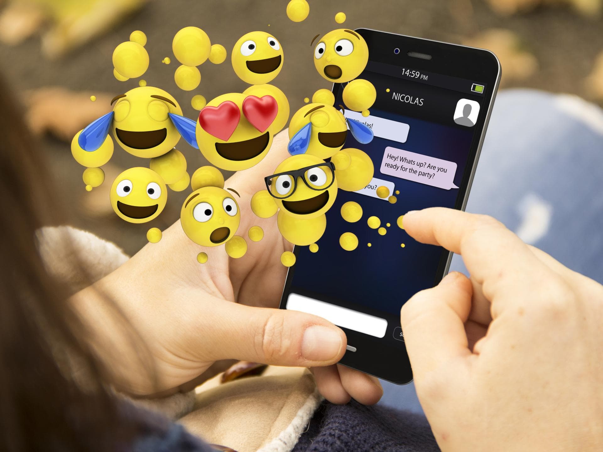Eine Frau chattet mit Emojis. 
