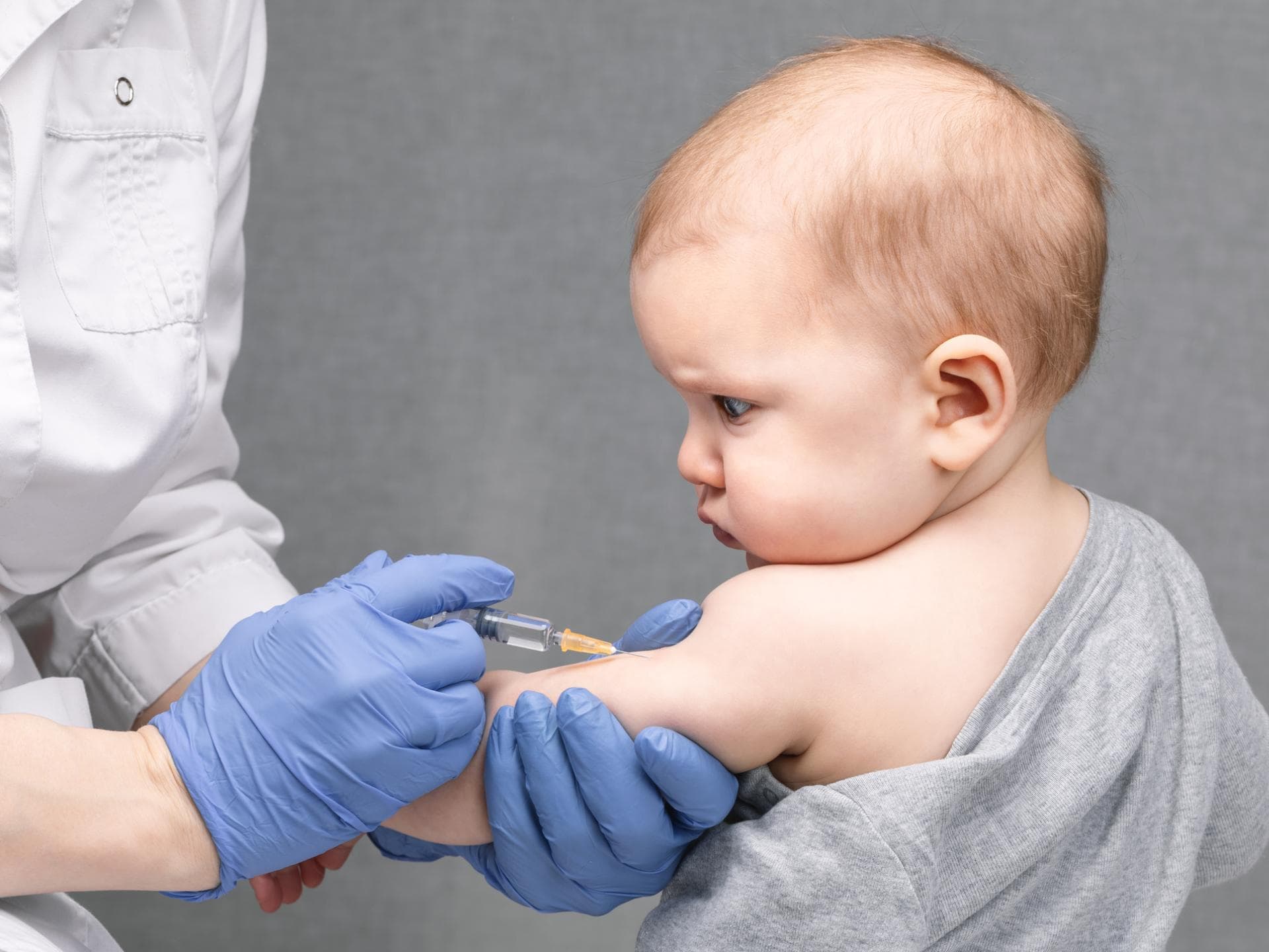 Ab Herbst empfiehlt die Stiko die RSV-Impfung für Babys. Baby wird in den Arm geimpft.