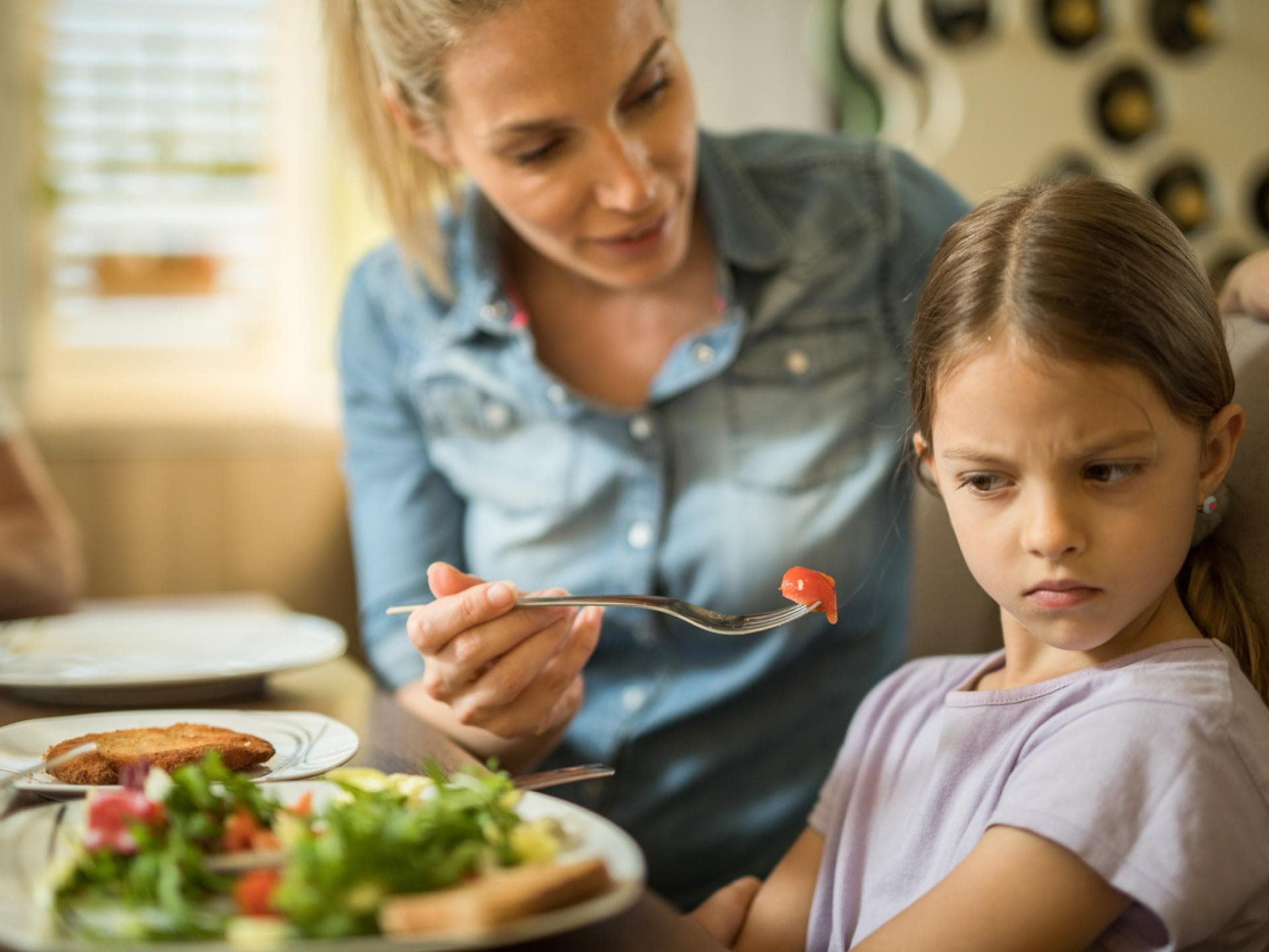 Kind will den Salat von der Mutter nicht.
