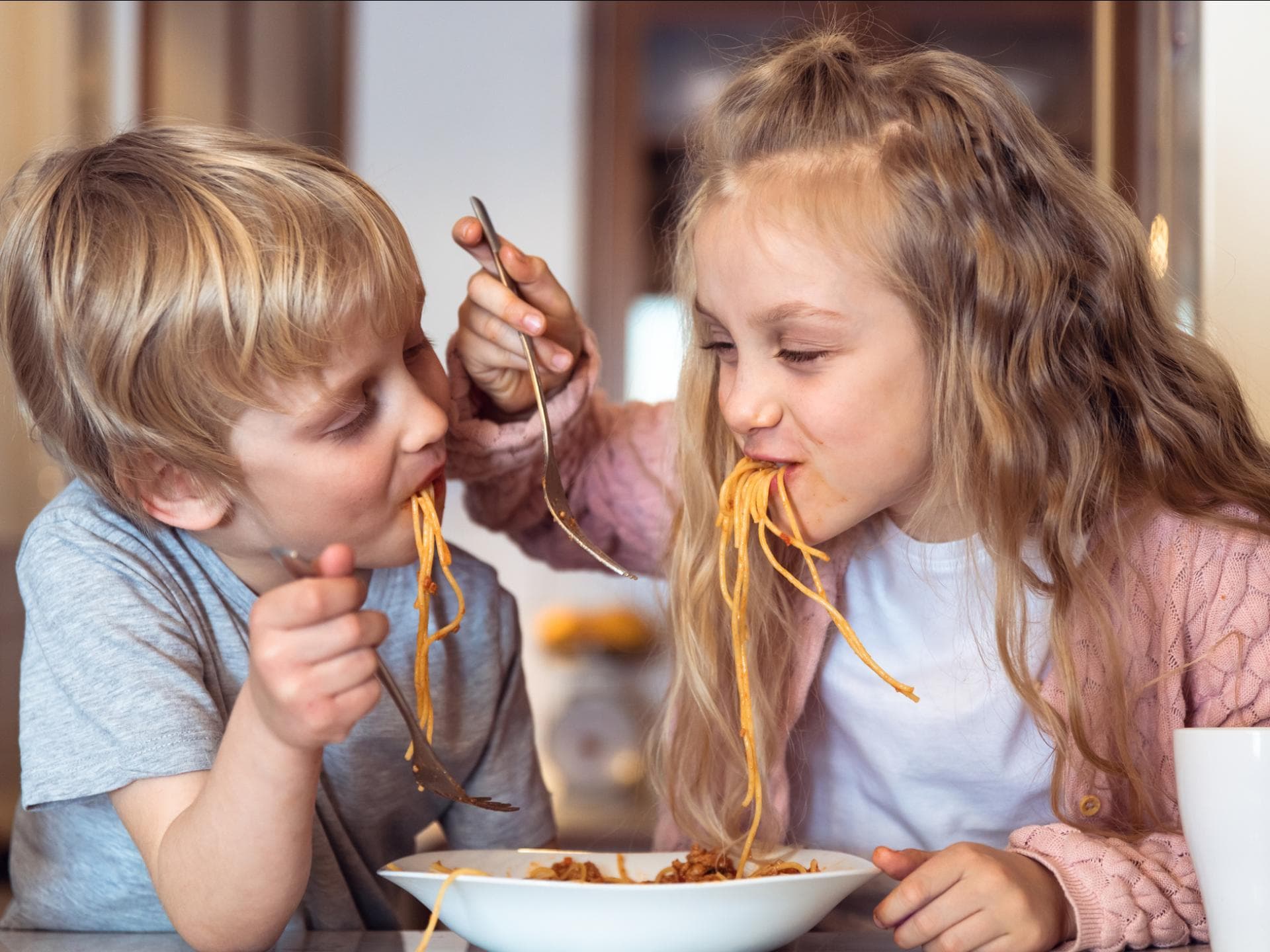 Kinder essen Spaghetti Kinder essen Spaghetti
