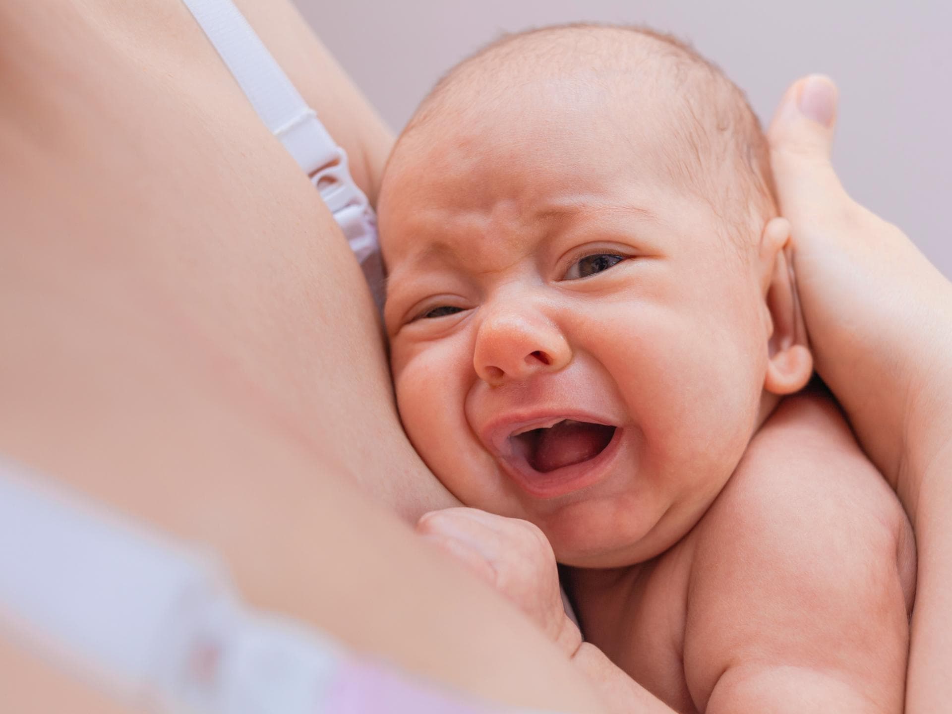 Wenn das Baby nicht trinken mag, kann es helfen, die Brust auszustreichen. Baby weint an der Brust