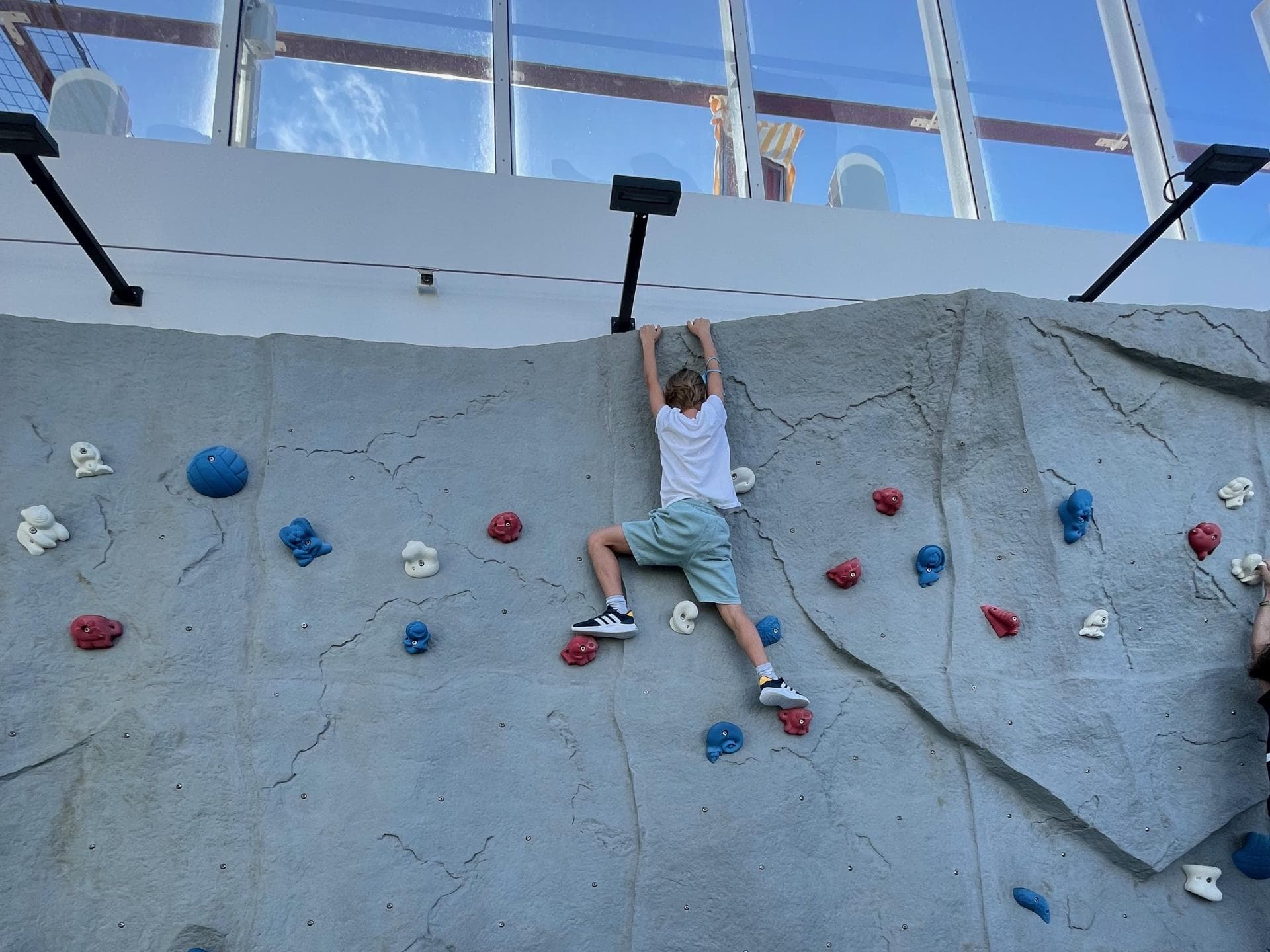 Junge an der Kletterwand