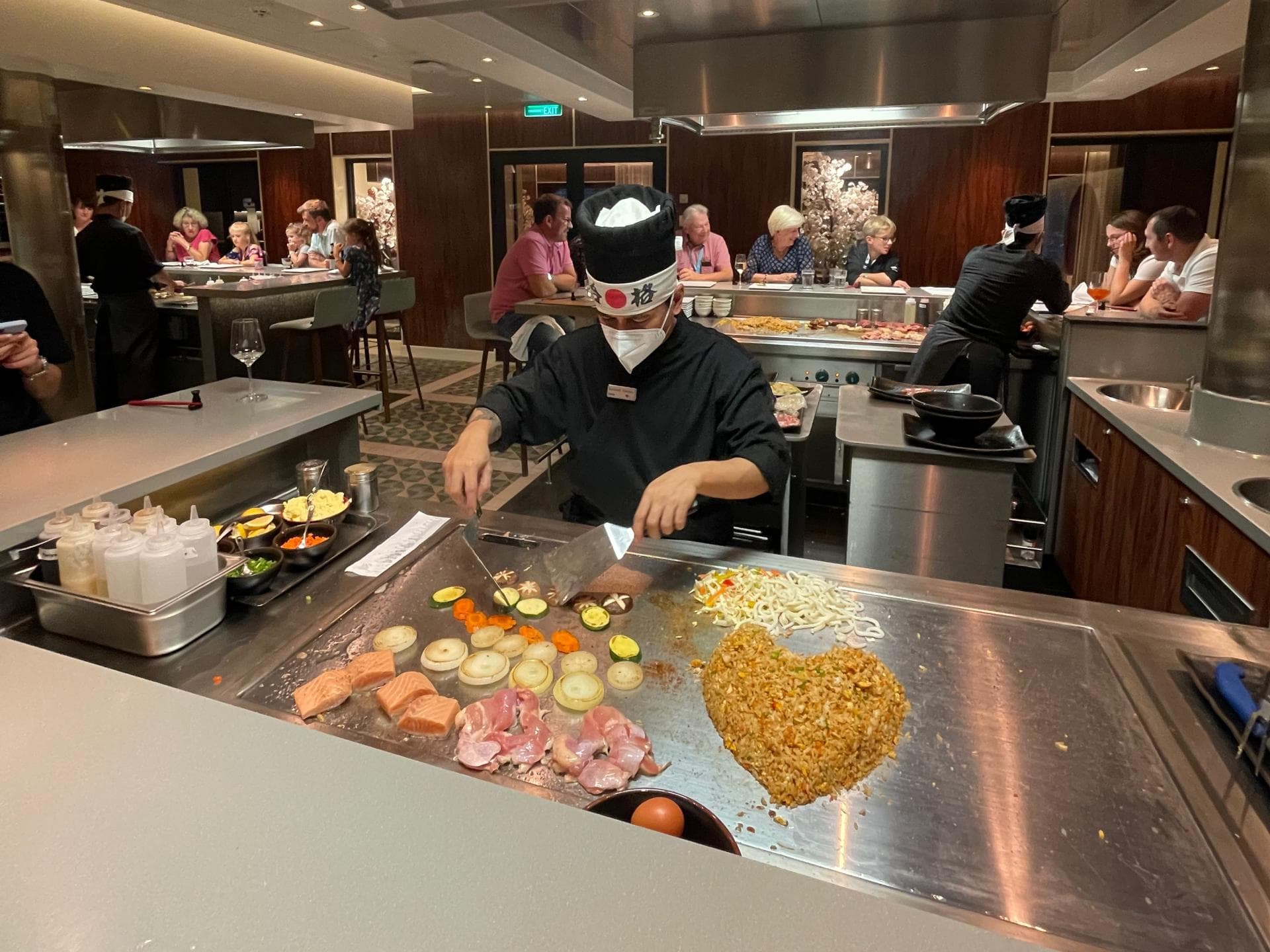 Koch beim Show-Cooking auf einem Kreuzfahrtschiff