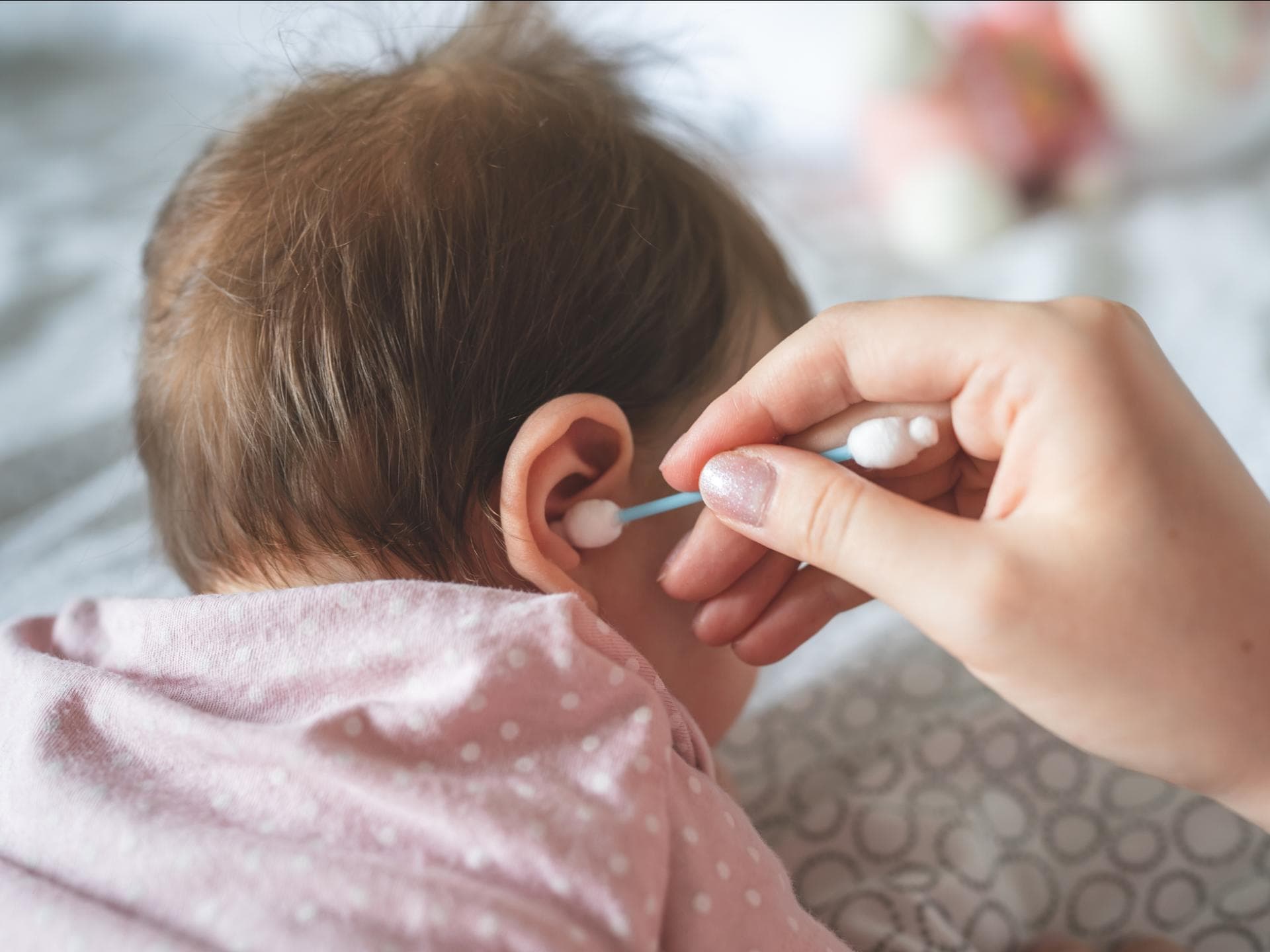 Darf man mit Wattestäbchen Babys Ohren säubern? Darf man mit Wattestäbchen Babys Ohren säubern?