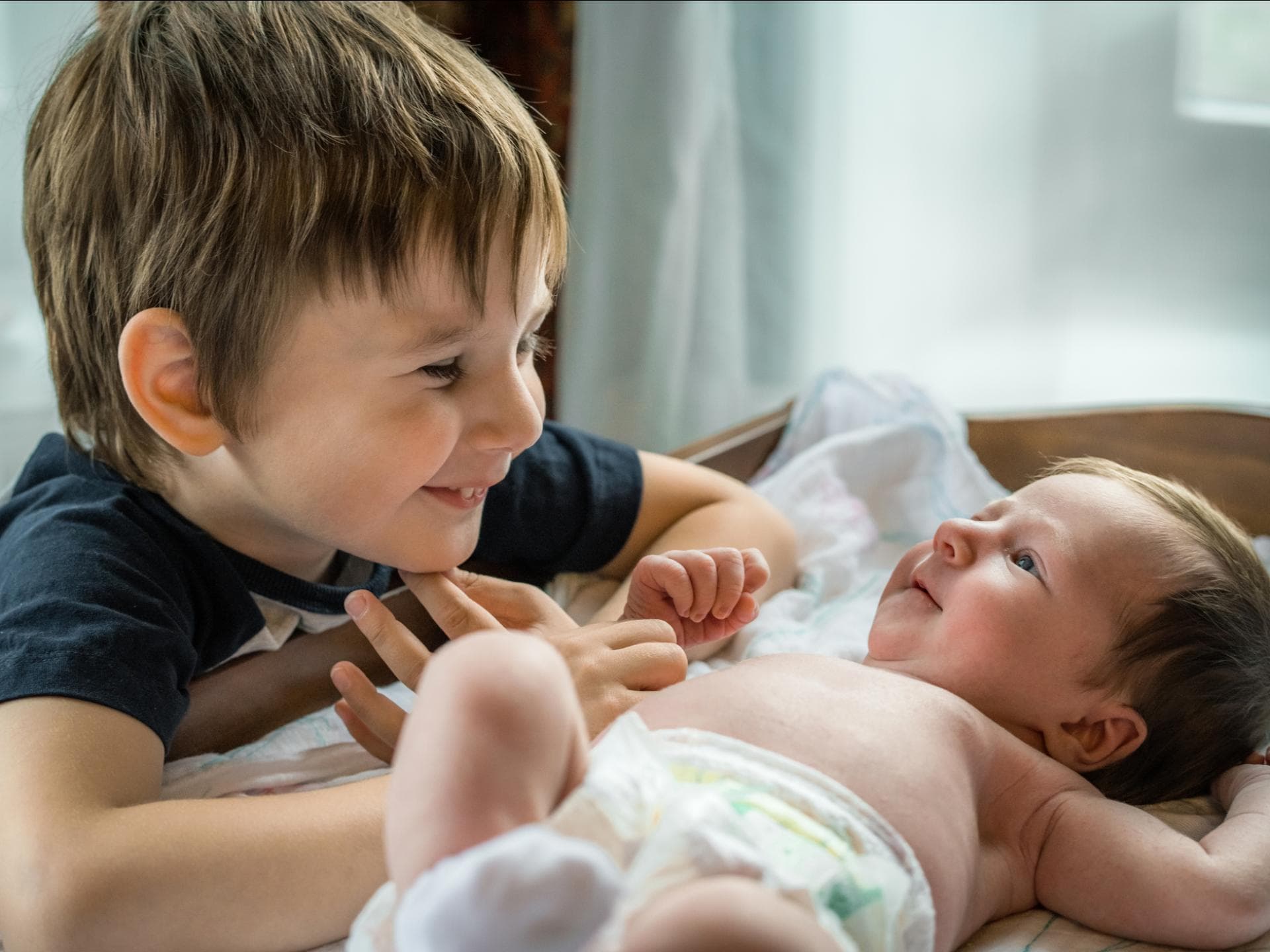 Junge mit Baby Junge mit Baby