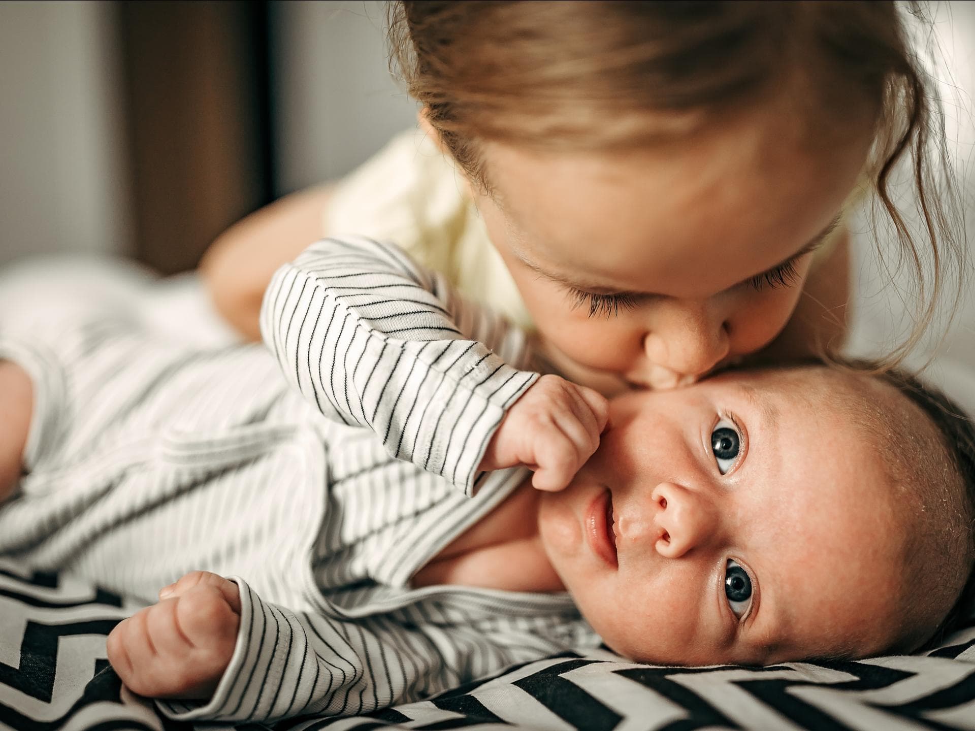 Mädchen küsst Baby Mädchen küsst Baby