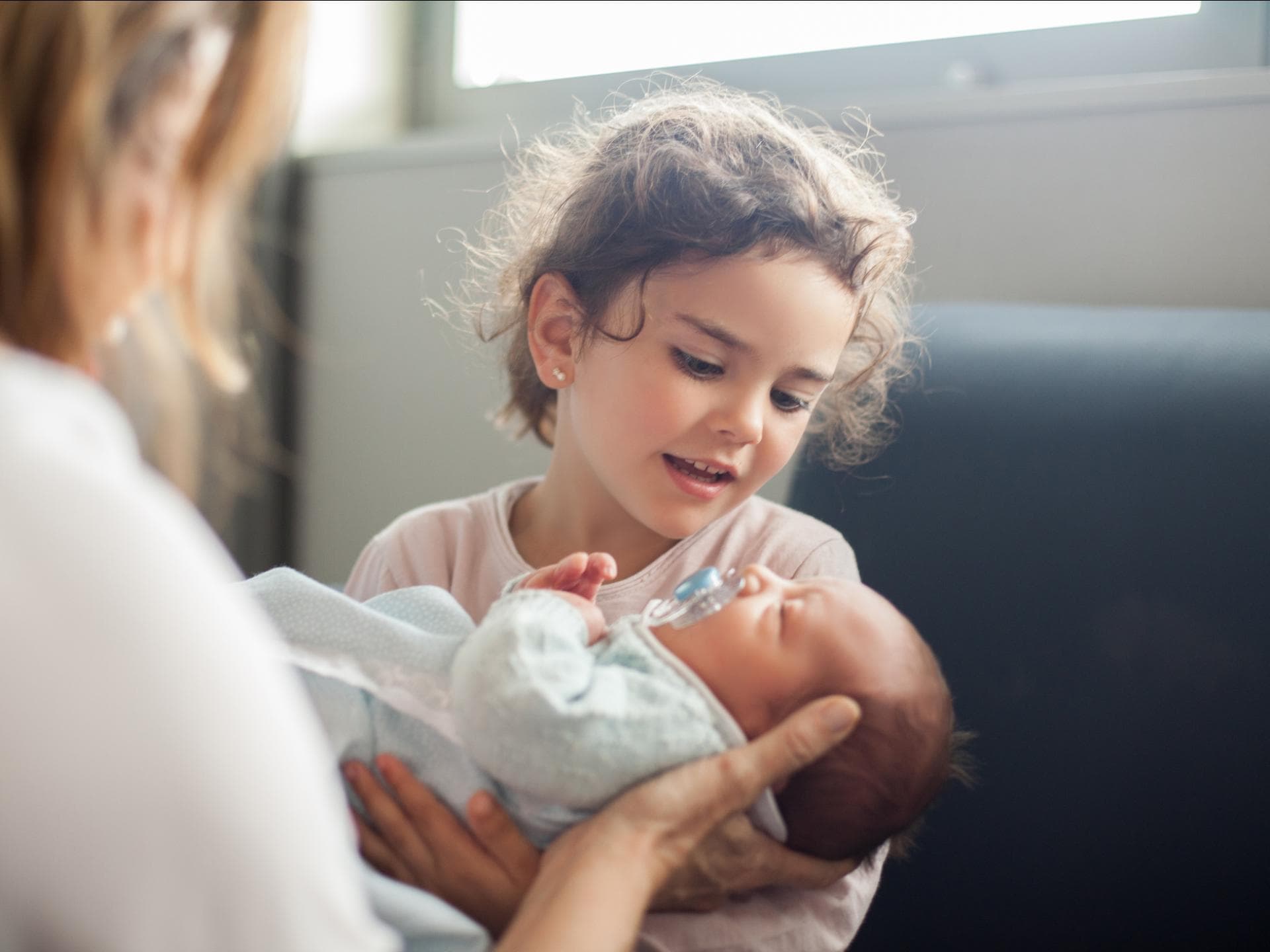 Wenn das Baby die Geschwister kennenlernt Wenn das Baby die Geschwister kennenlernt