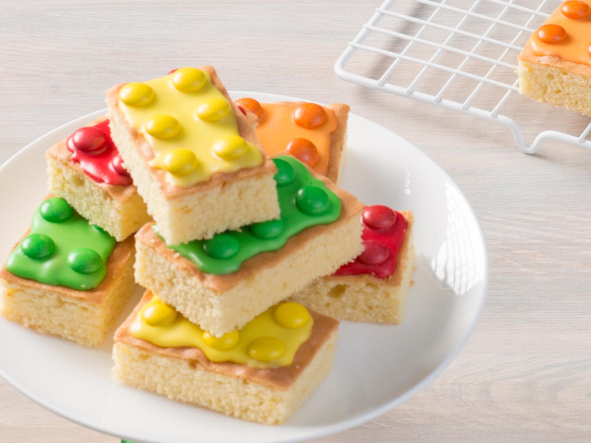 Dieser Fantakuchen ist als Lego-Bauklotz verziert.