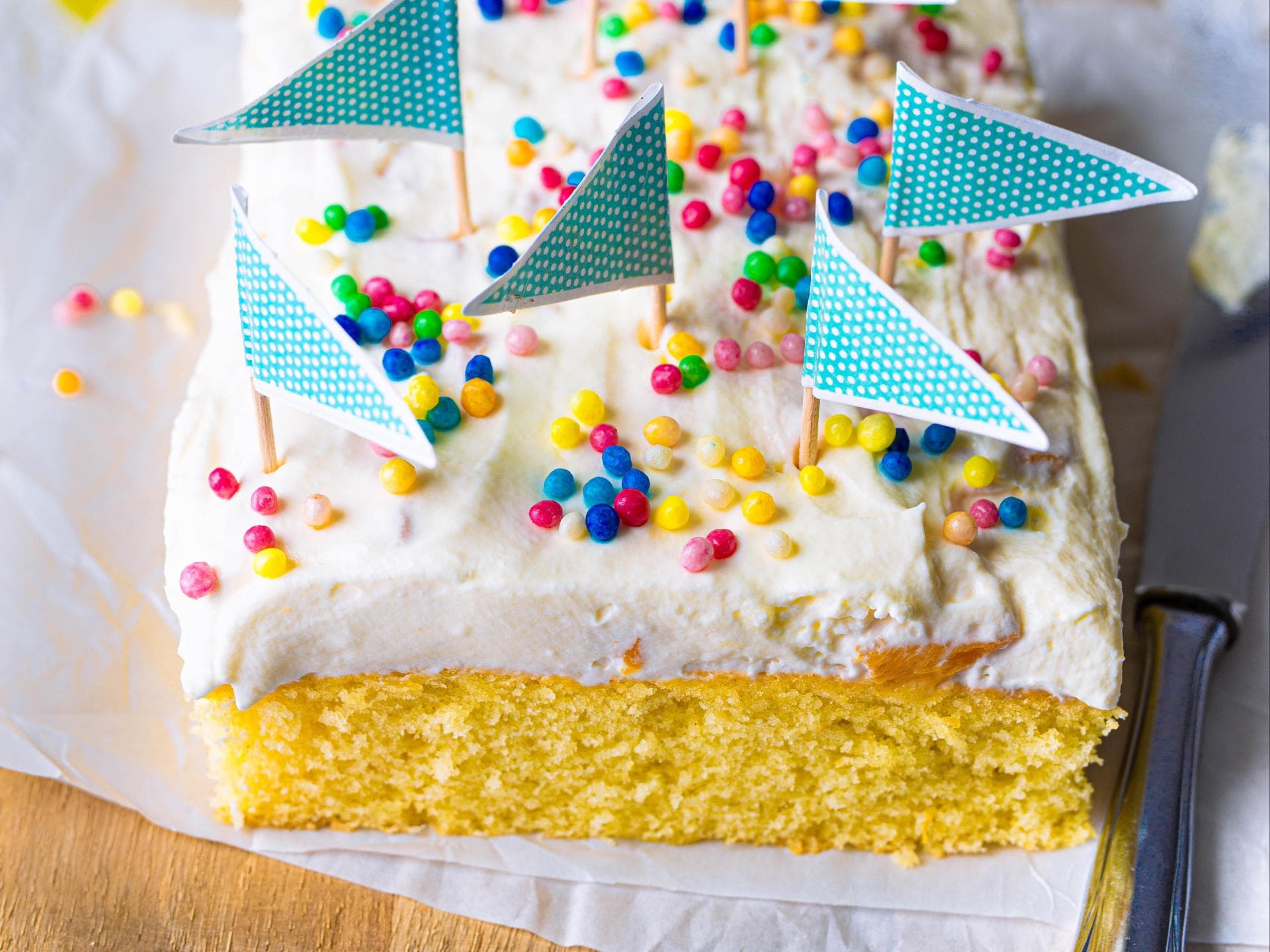 Ein schön dekorierter Fantakuchen steht auf dem Tisch.