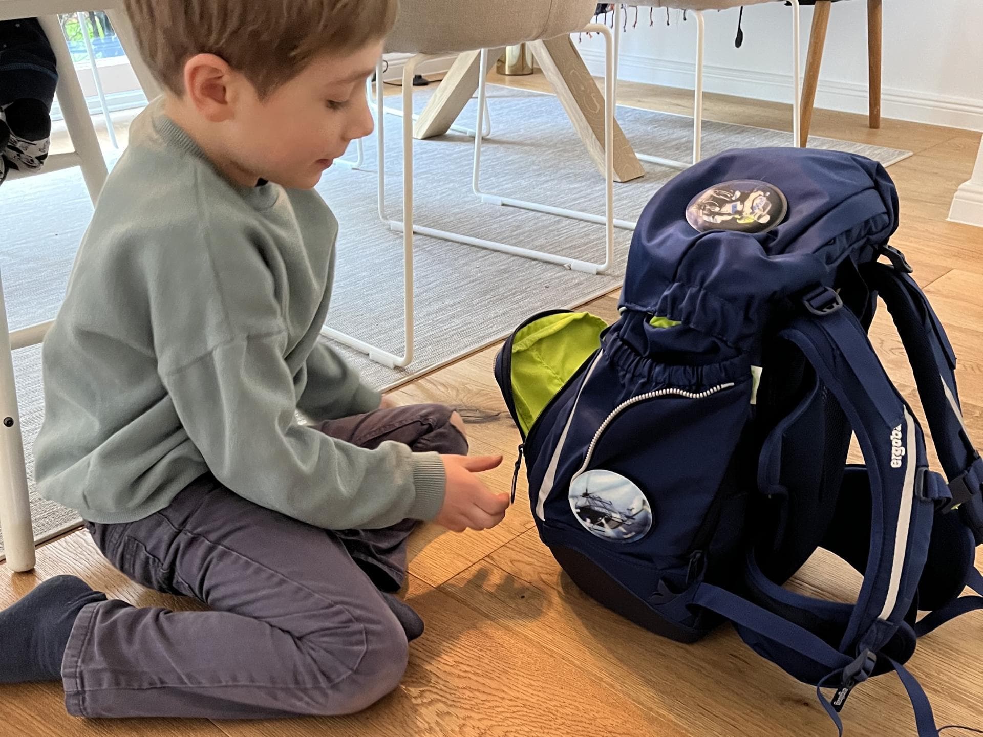 Der Pack von Ergobag im Schulranzen-Test Kind guckt sich Schulranzen an