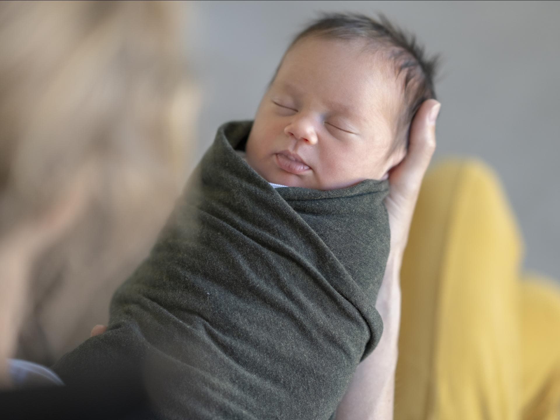 Pucken: Ist es gefährlich, Babys fest in ein Tuch zu wickeln Ein Baby, das gepuckt wurde.