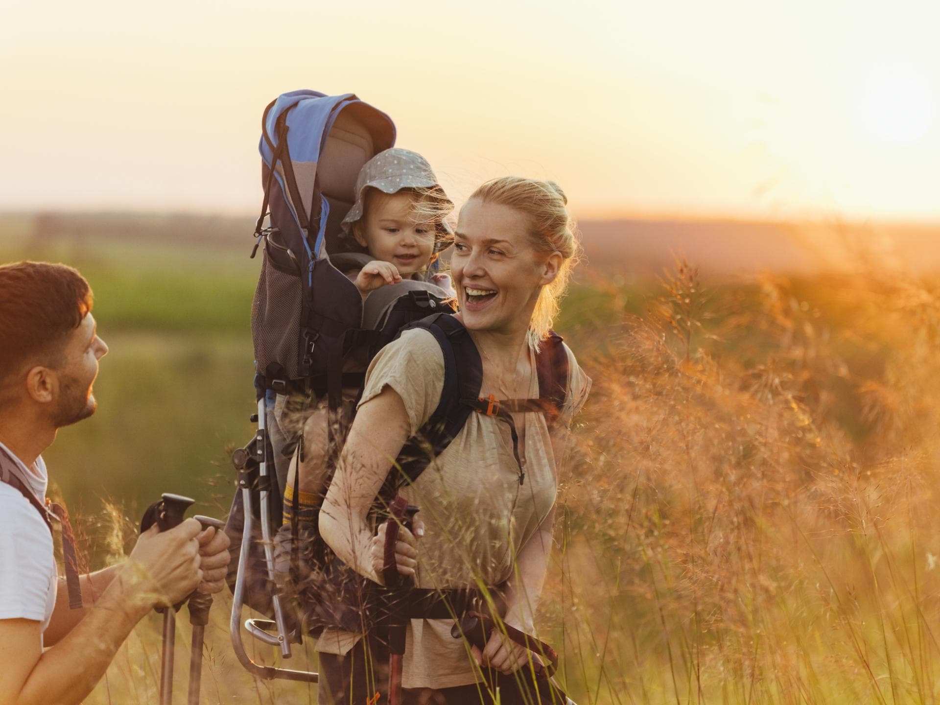 Eine Frau trägt ihr kleines Kind beim Wandern in einer Kraxe. Eine Frau trägt ihr kleines Kind beim Wandern in einer Kraxe.