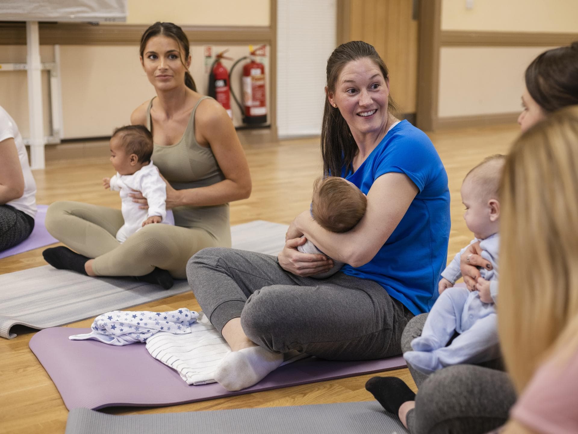 Mütter vergleichen ihren Nachwuchs im Babykurs. 