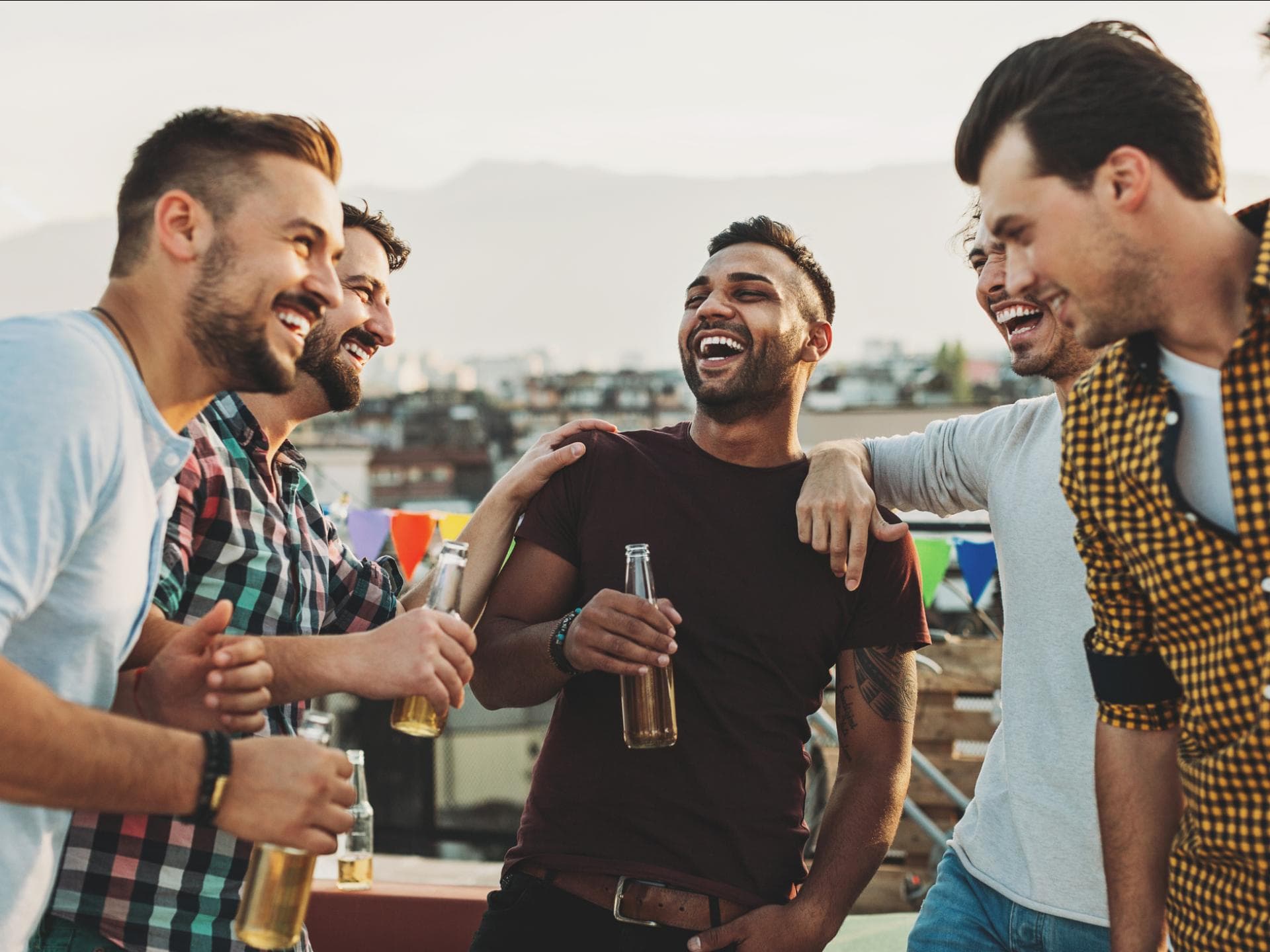 Babypinkeln: Guter Brauch zur Geburt Männer lachen und trinken Bier
