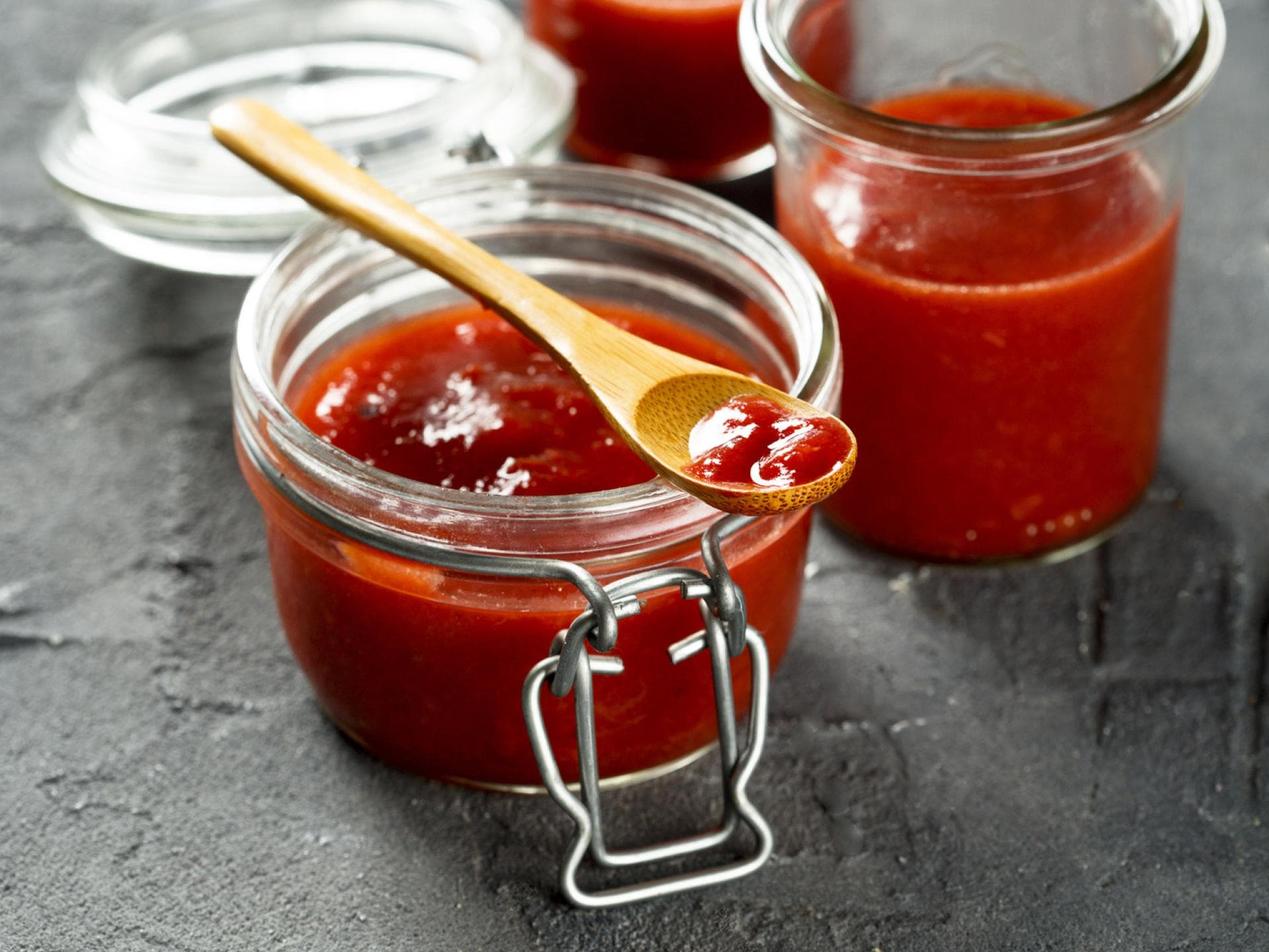 Selbst gemachter Ketchup im Glas Selbst gemachter Ketchup im Glas