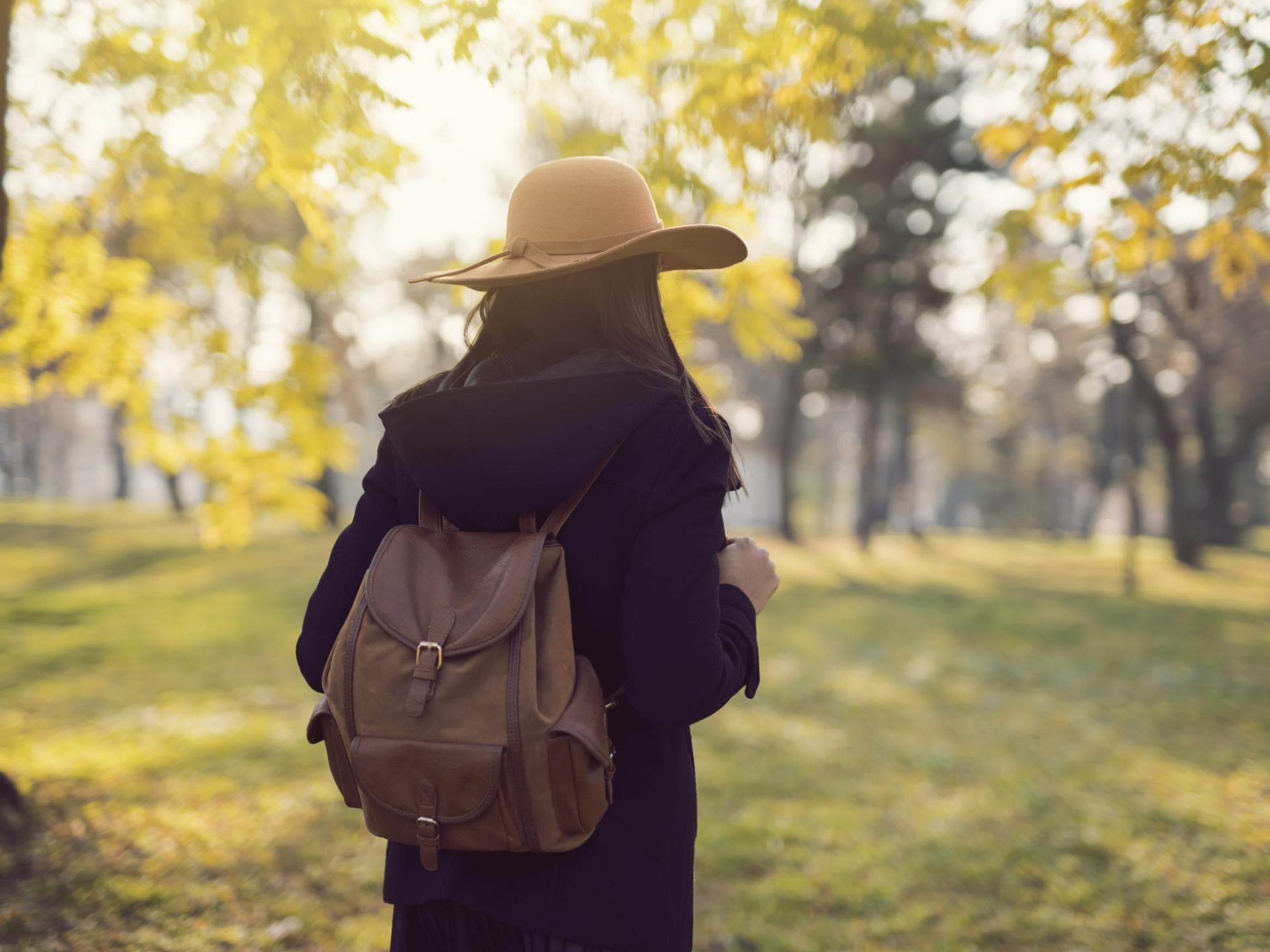 Frau trägt einen Wickelrucksack aus Leder.