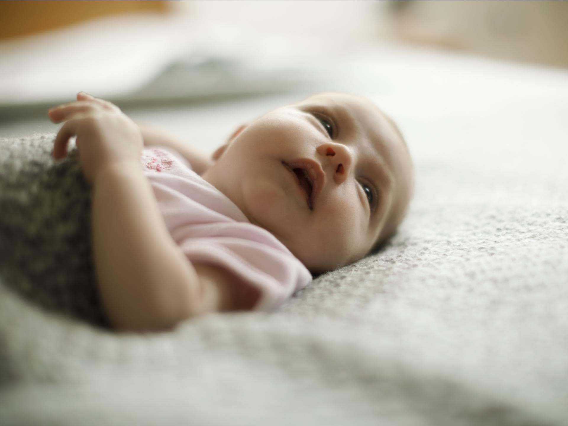 Wenn Babys tagsüber immer nur kurz schlafen. Ein kleines Baby, das guckt.