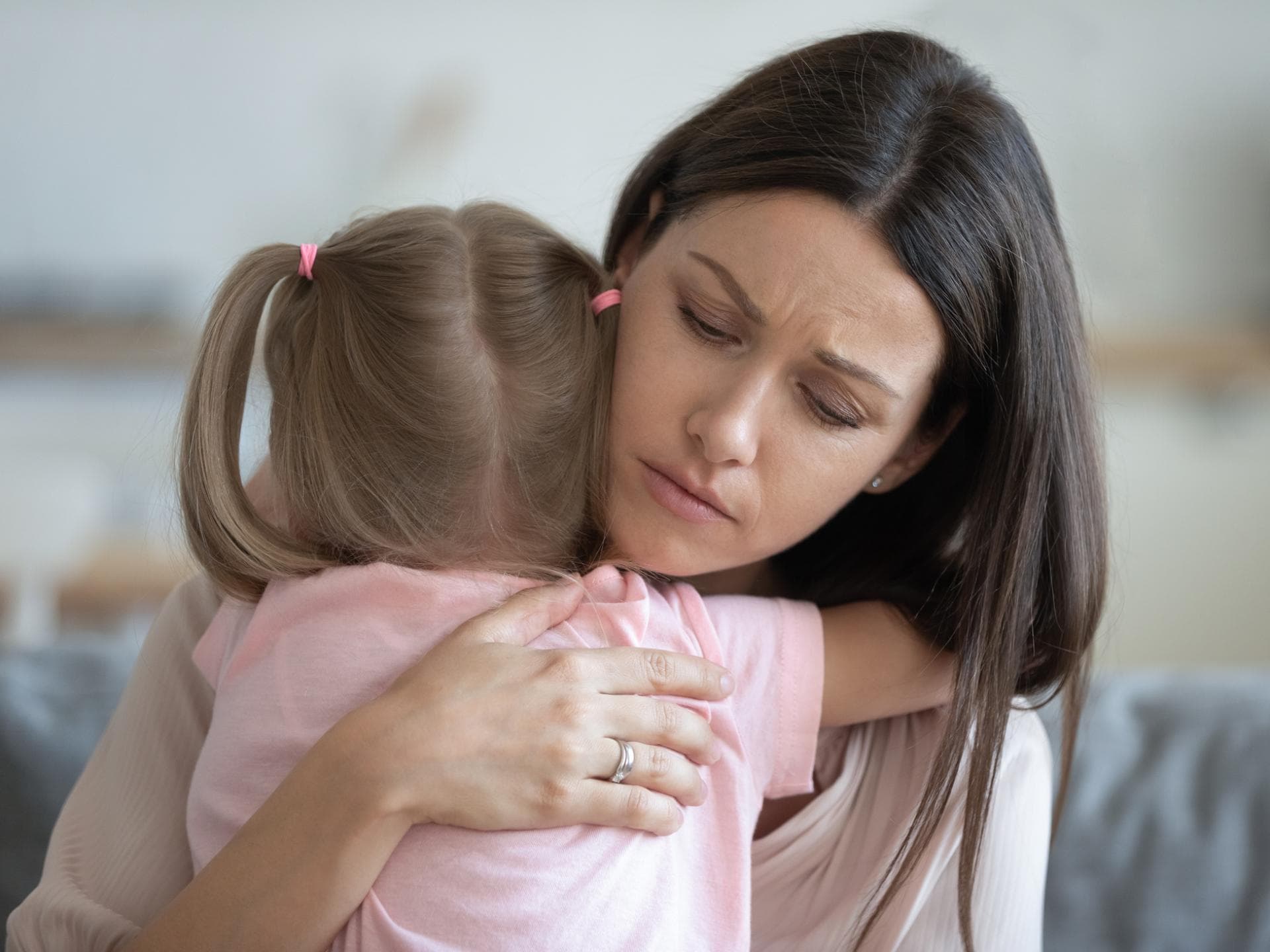 Mädchen tröstet Mama