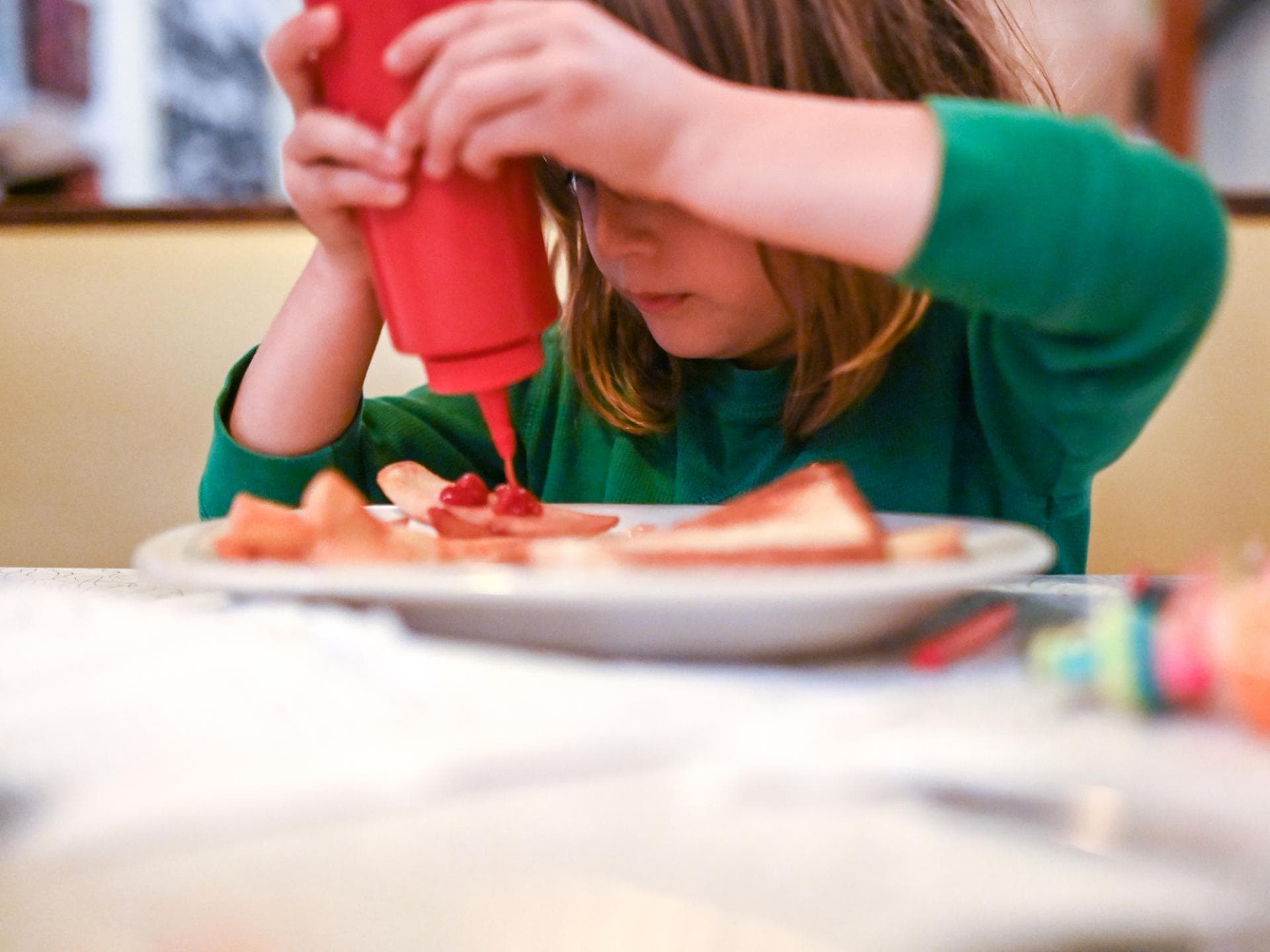 Tomaten-Ketchup im Test Mädchen verwendet Ketchup