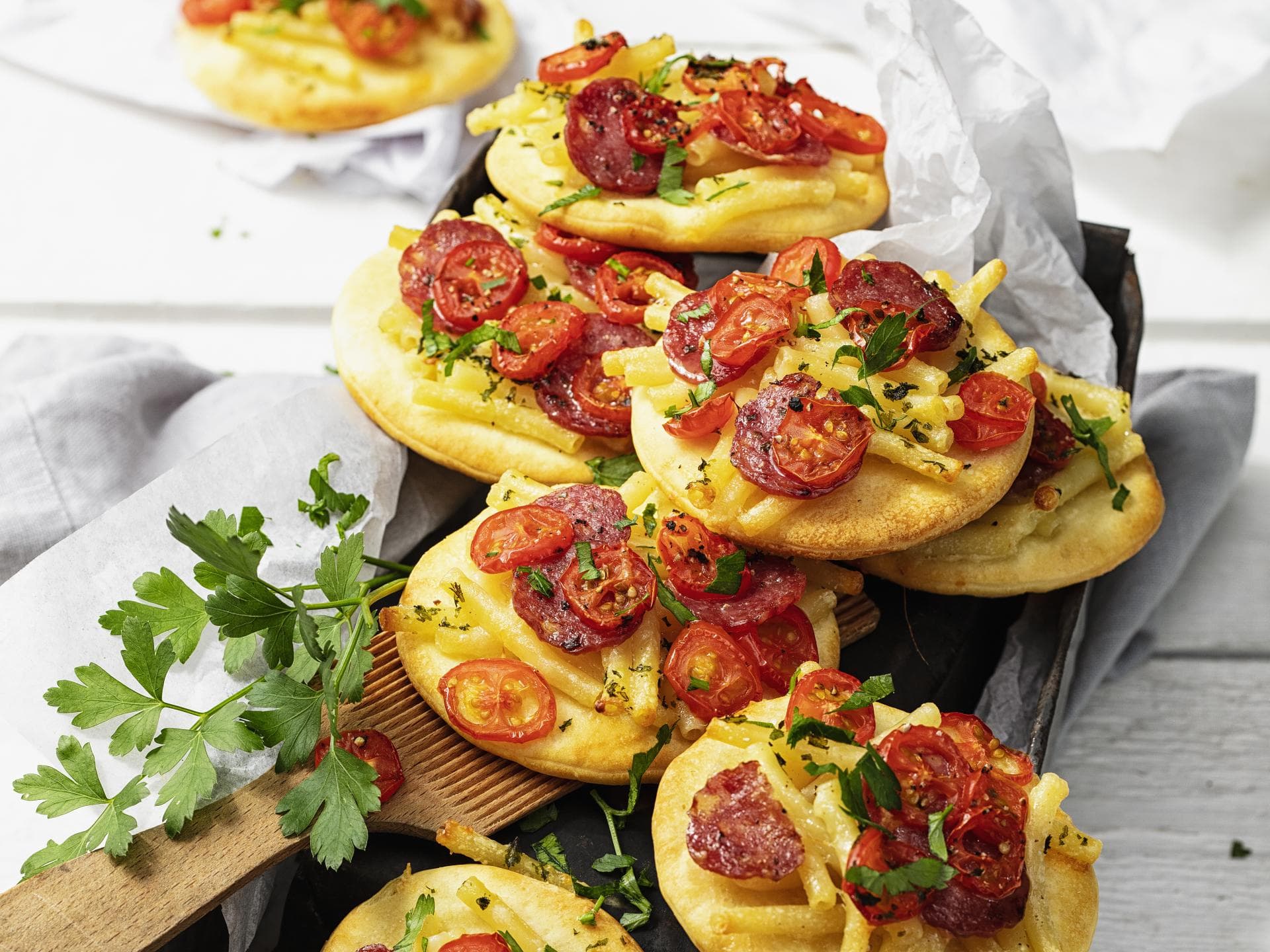 Mini-Pizzen mit Mac-and-Cheese-Belag