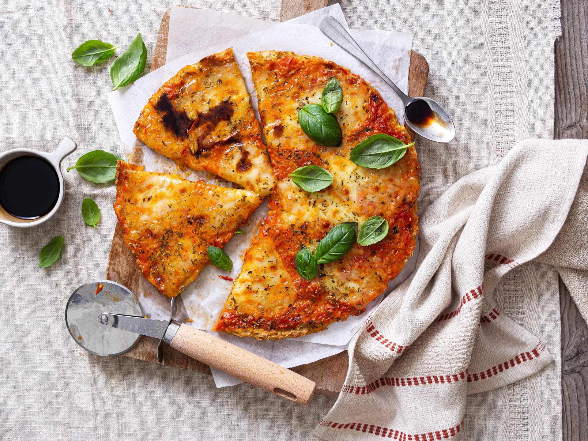 Kartoffelpizza mit Basilikumblättchen