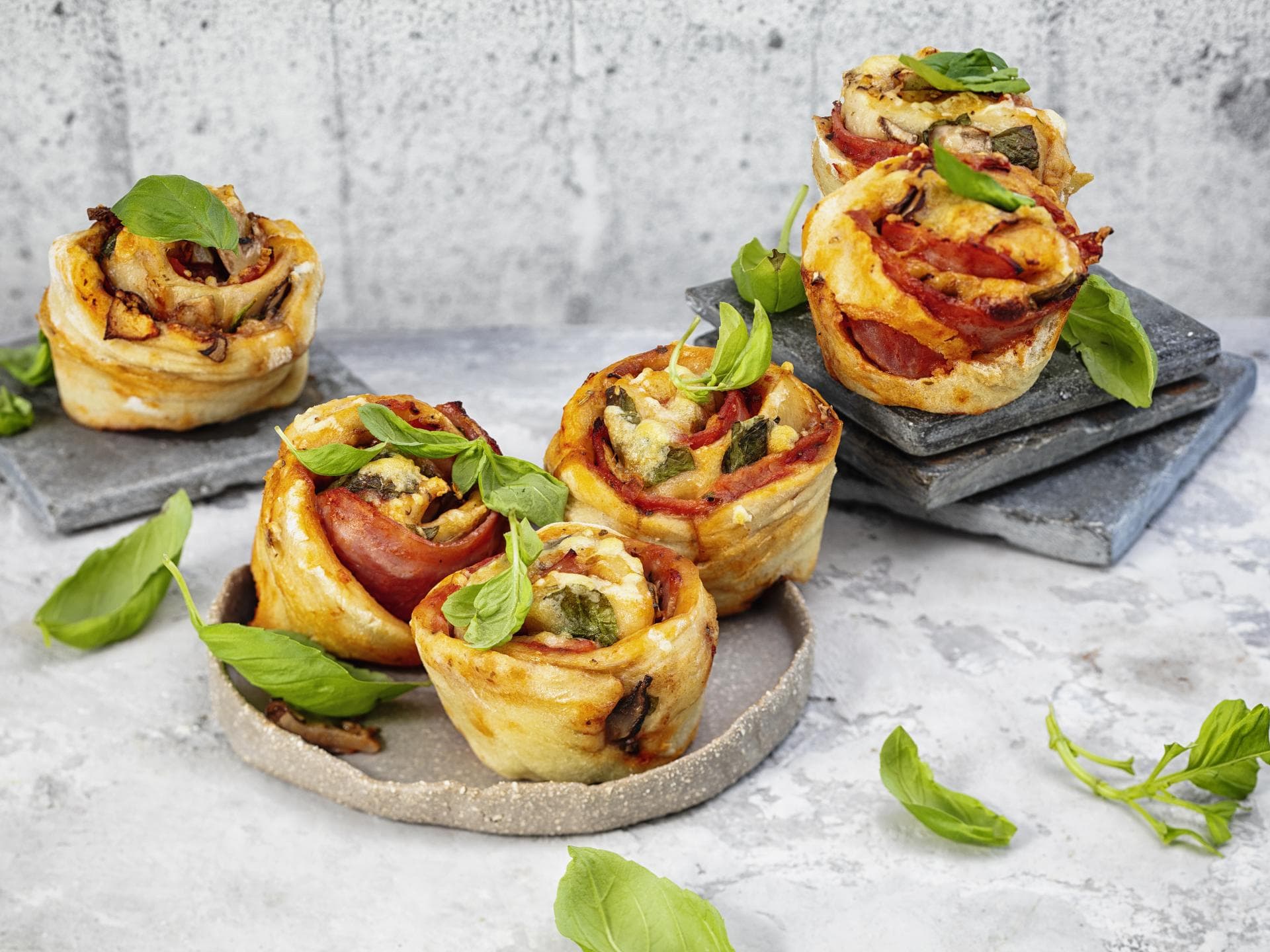 Pizza-Muffins mit Basilikum-Deko