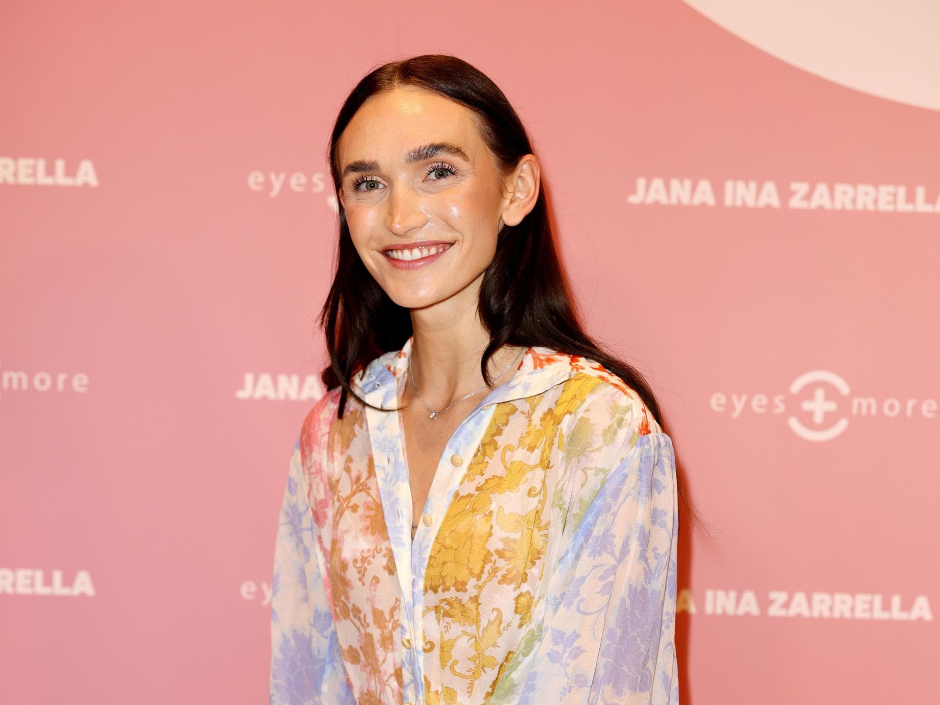 Anna Adamyan lachend in buntem Kleid