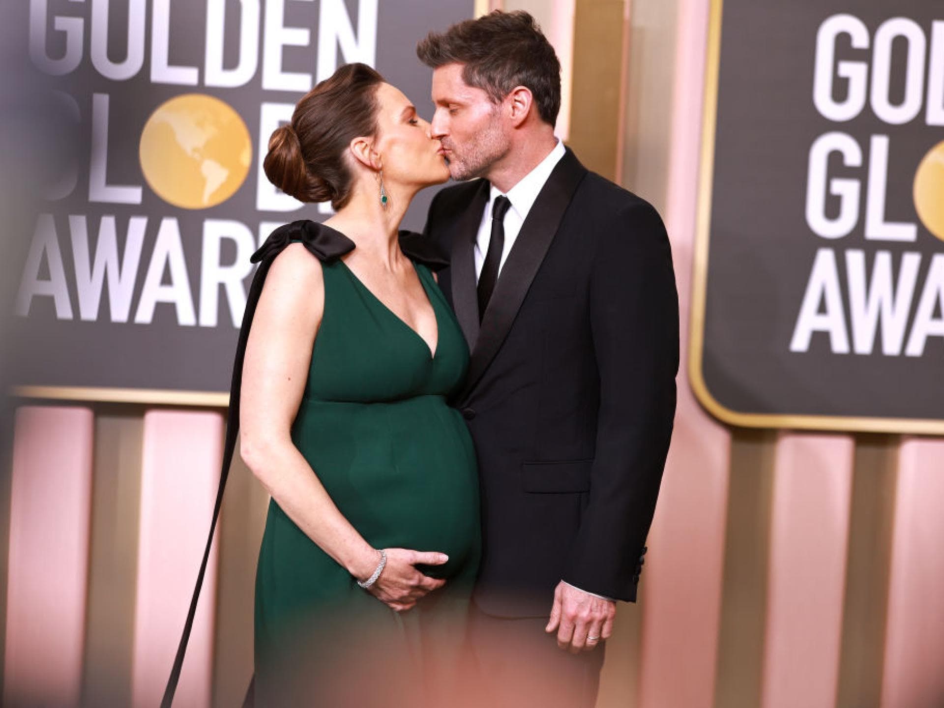 Die schwangere Hilary Swank und ihr Mann Philip Schneider küssen sich. 