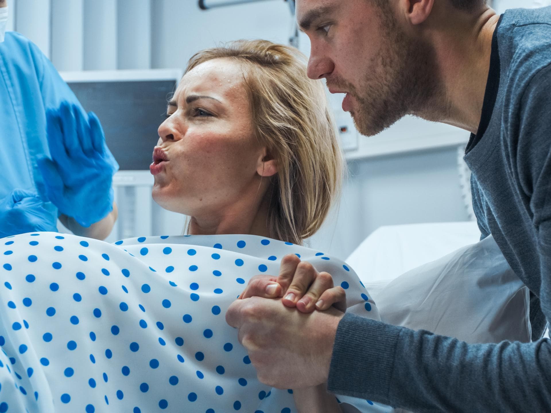 Frau liegt in den Wehen