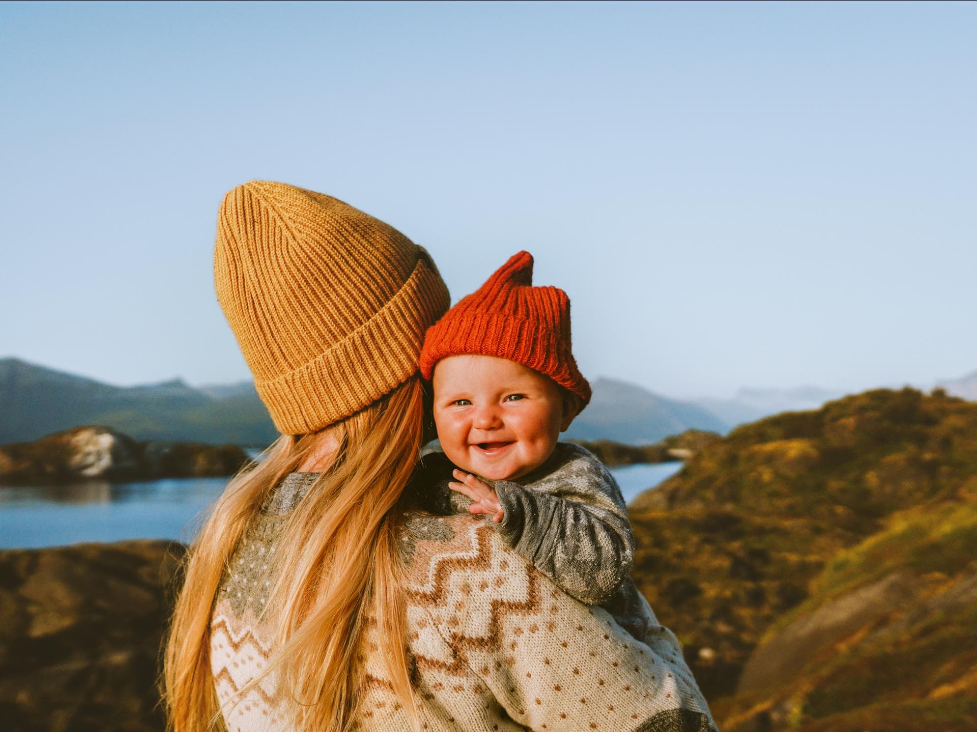 Das sind die beliebtesten norwegischen Namen Ein Mutter hält ihr Baby und beide tragen einen Norweger-Pulli.