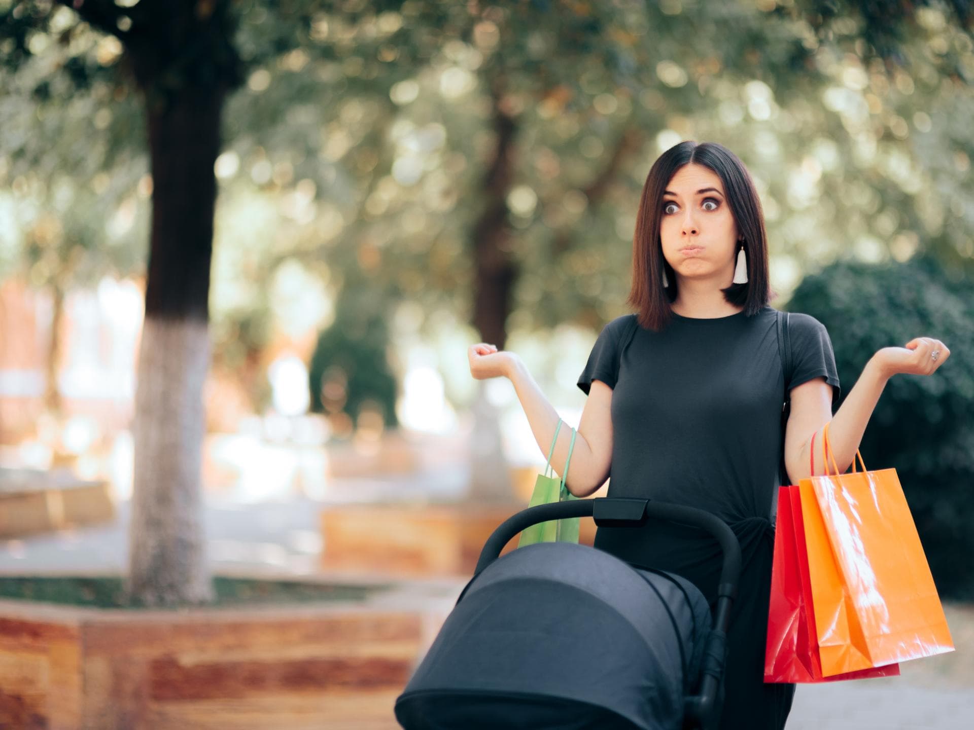 Shoppen mit Baby kann ganz schön nervig sein Genervte Frau mit Kinderwagen und Einkaufstüten