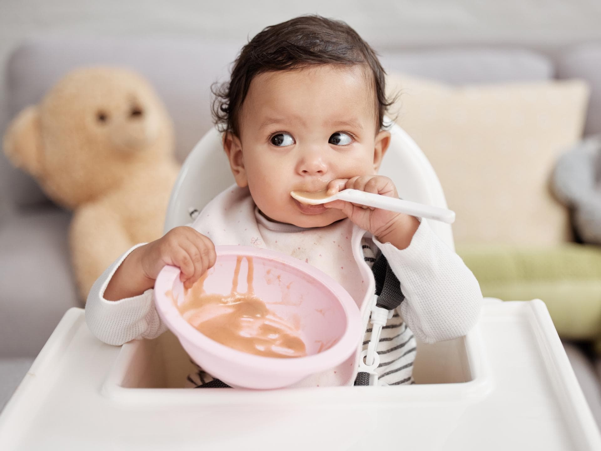 Baby beim Breiessen
