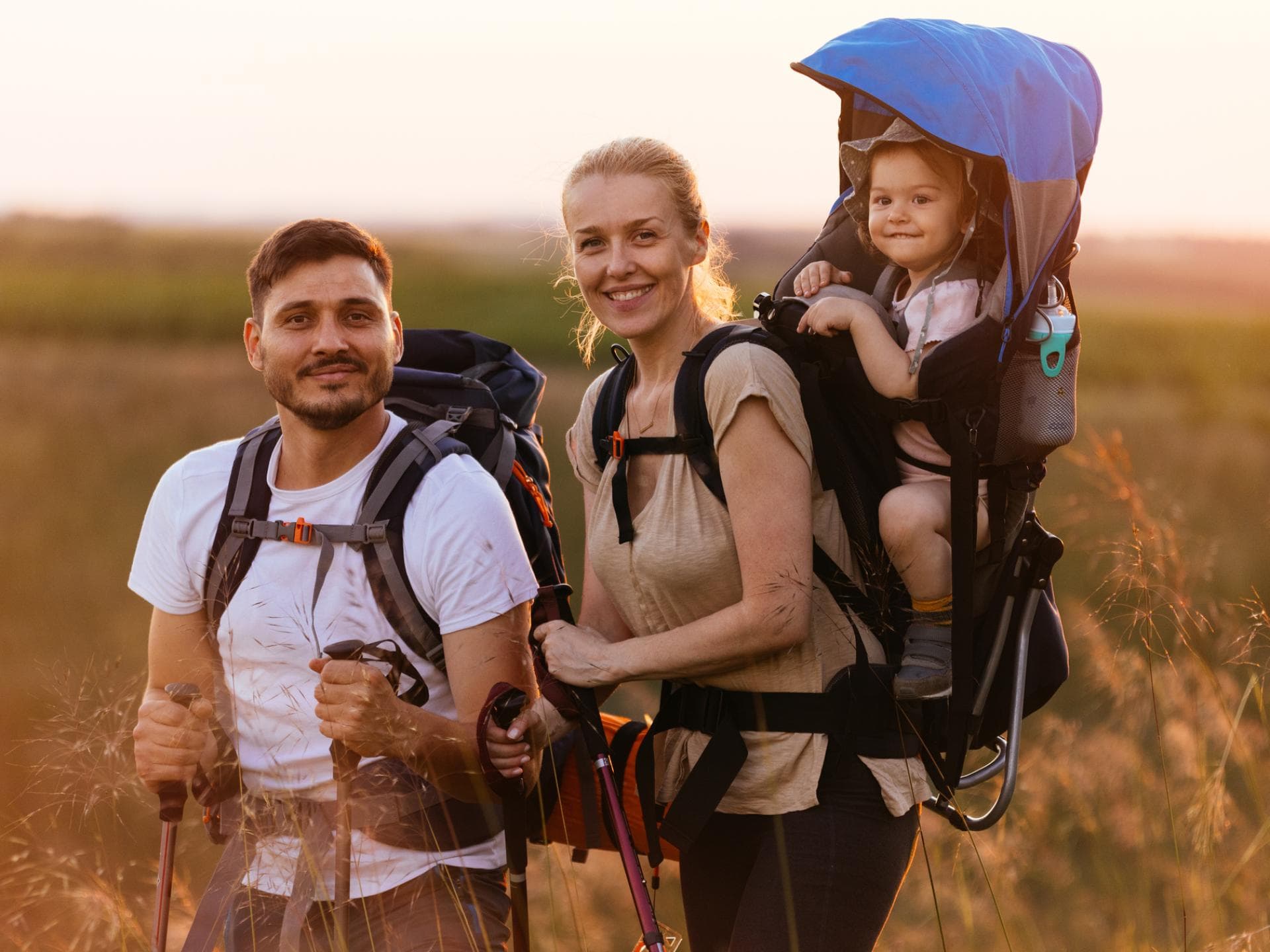 Mit der Kraxe können schon die Kleinsten mit auf große Wanderschaft. Familie beim Wandern mit der Kraxe