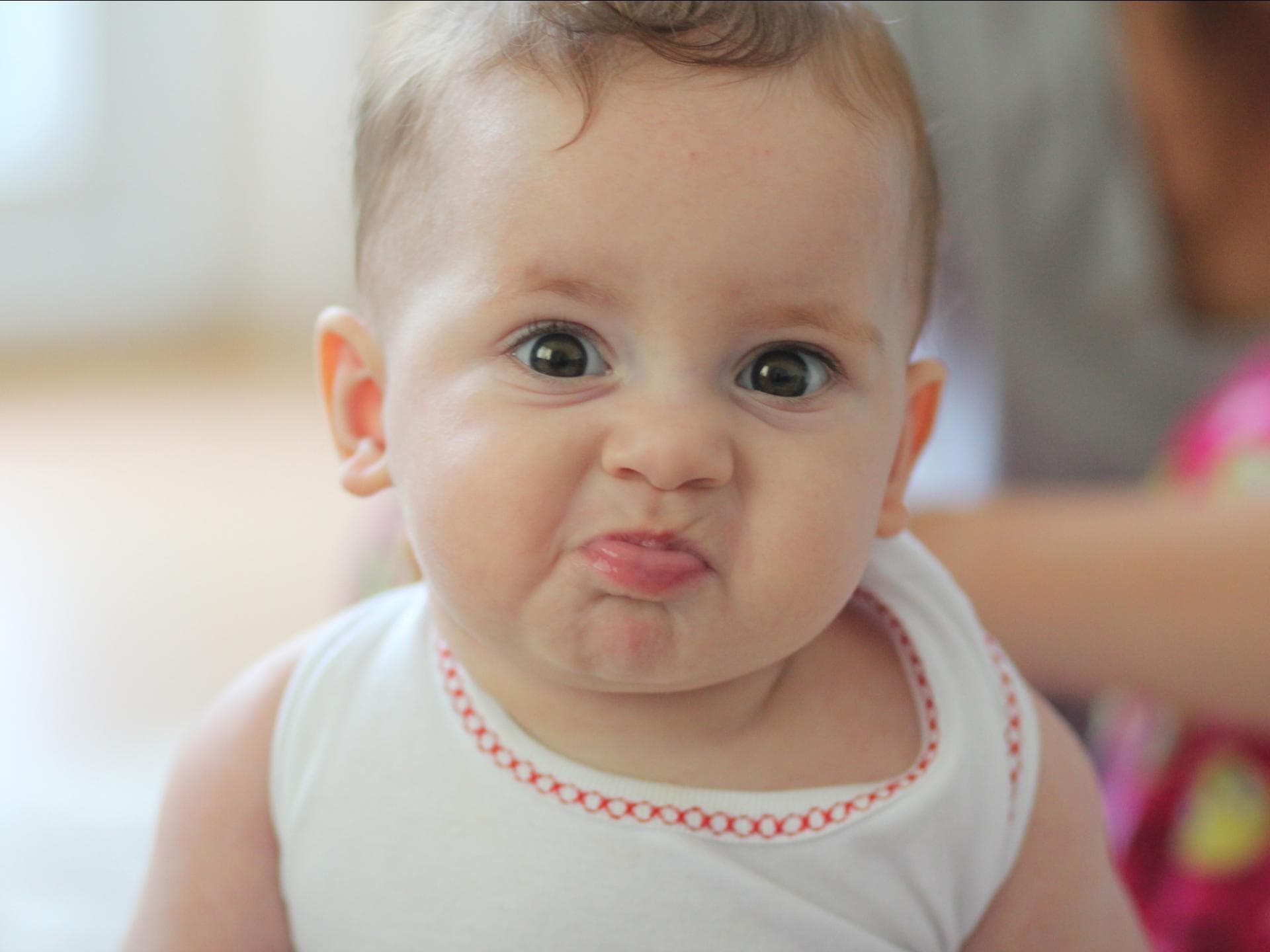 Baby guckt lustig.
