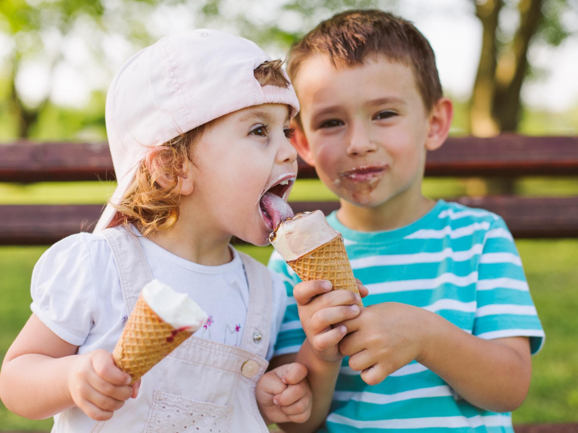 Zwei Kinder essen Eis