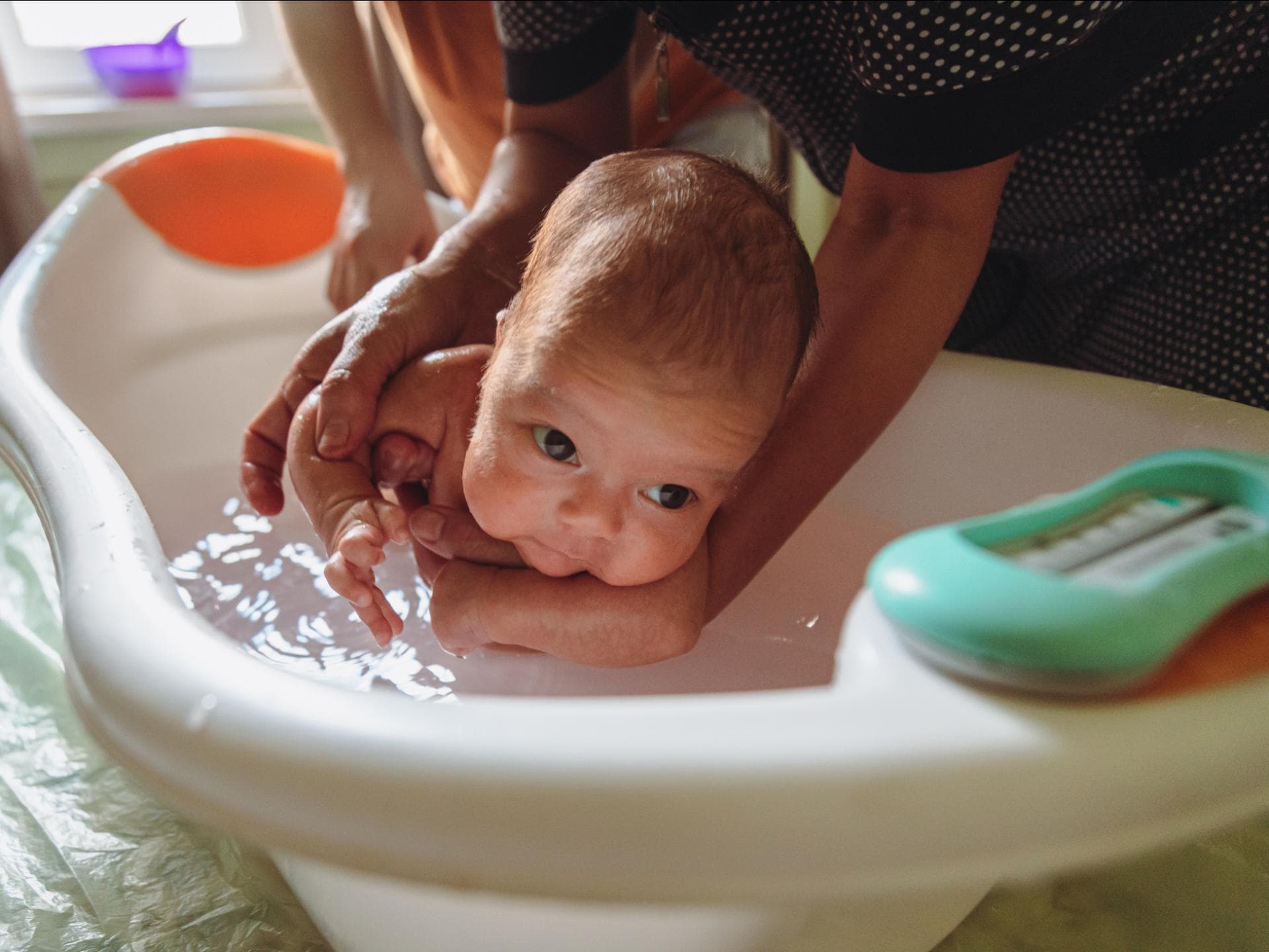 Kleiner Säugling wird gebadet