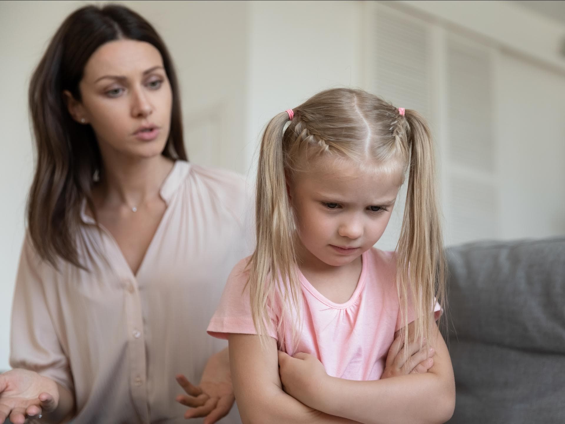 Mutter schimpft mit einem Mädchen Mutter schimpft mit einem Mädchen