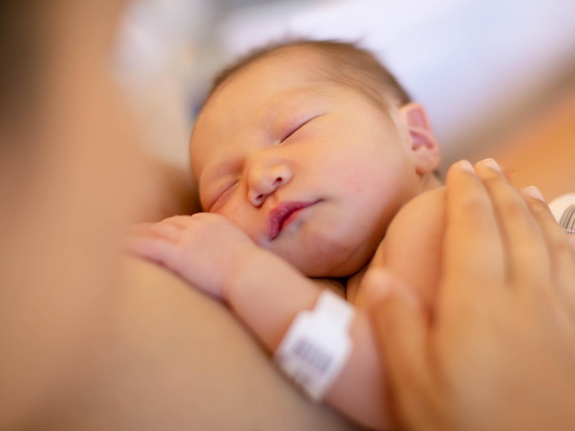 Immer mehr Geburtskliniken sind wirklich babyfreundlich. Bonding: Neugeborenes liegt auf der Mutter