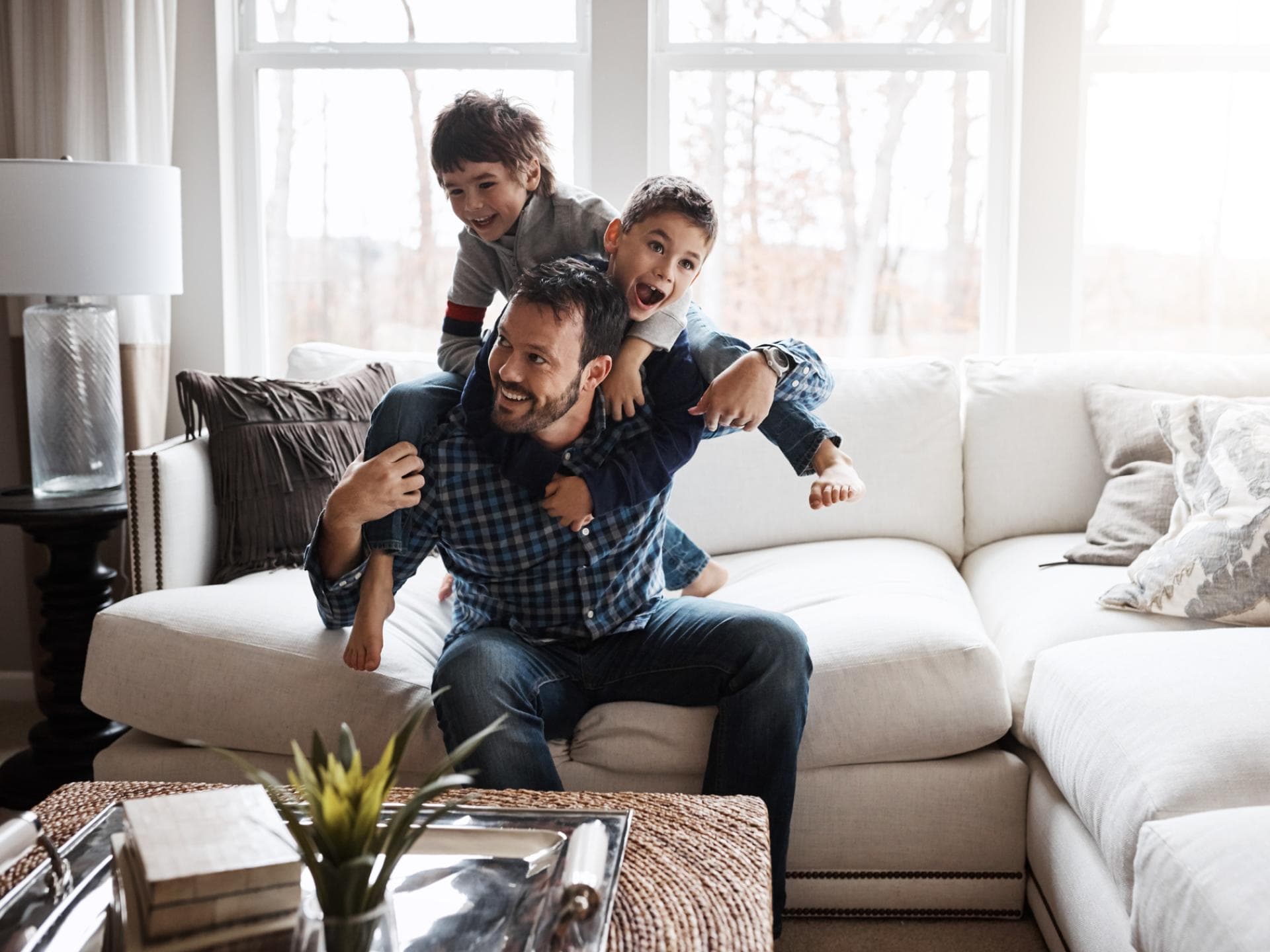 Vater tobt mit zwei Kindern