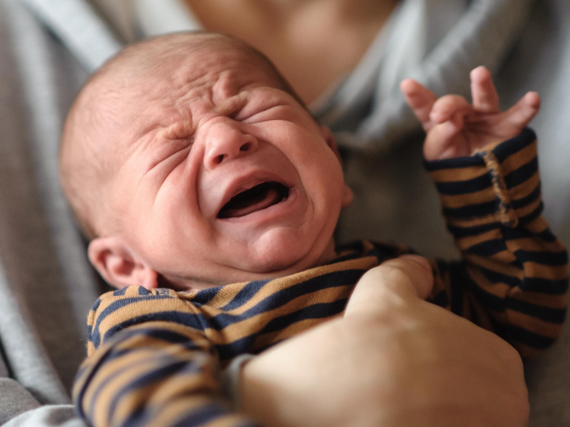 Tipps für Schreibabys Kleiner Säugling weint bitterlich