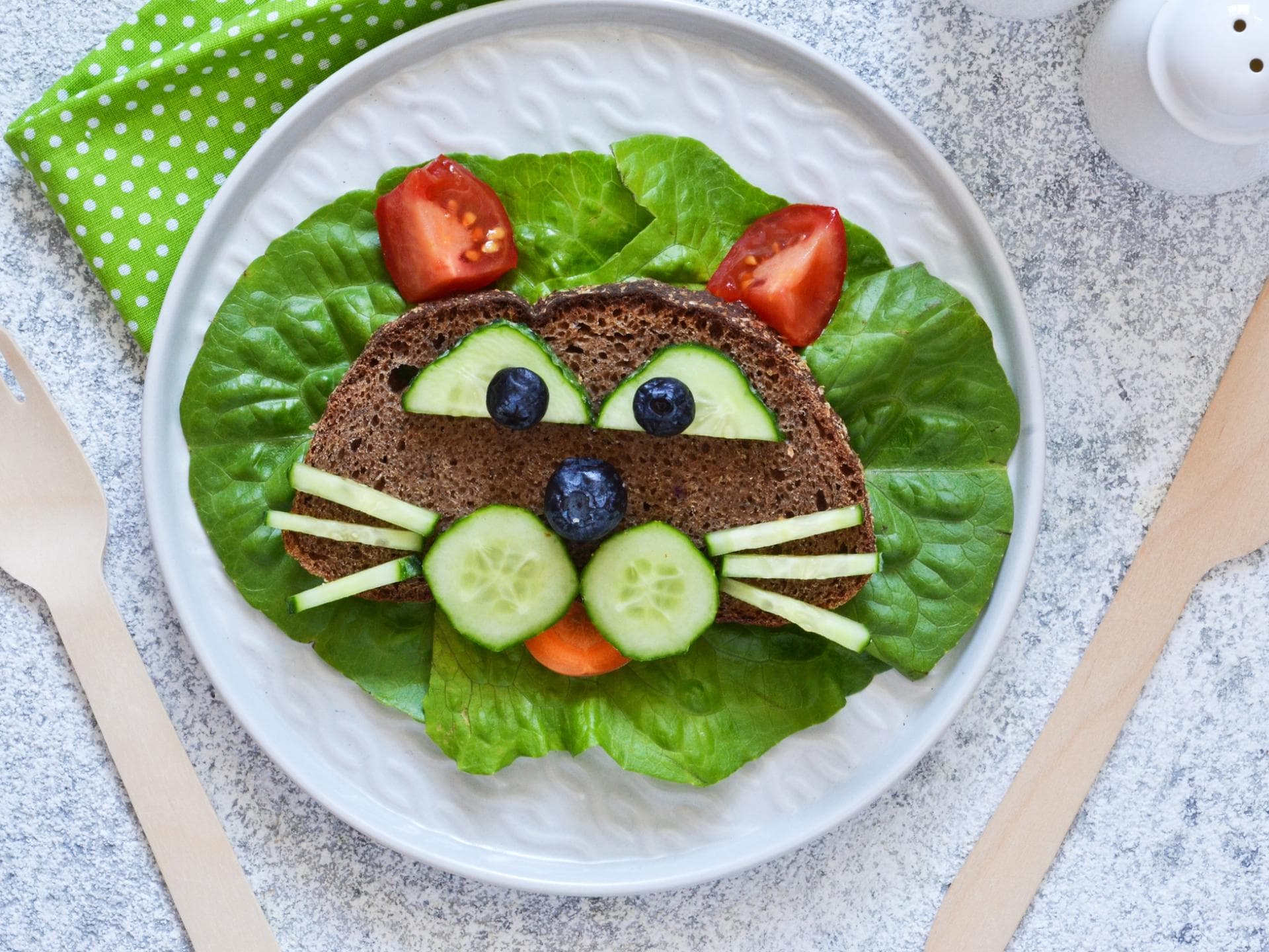 Ein Katzengesicht aus Brot, Obst und Gemüse