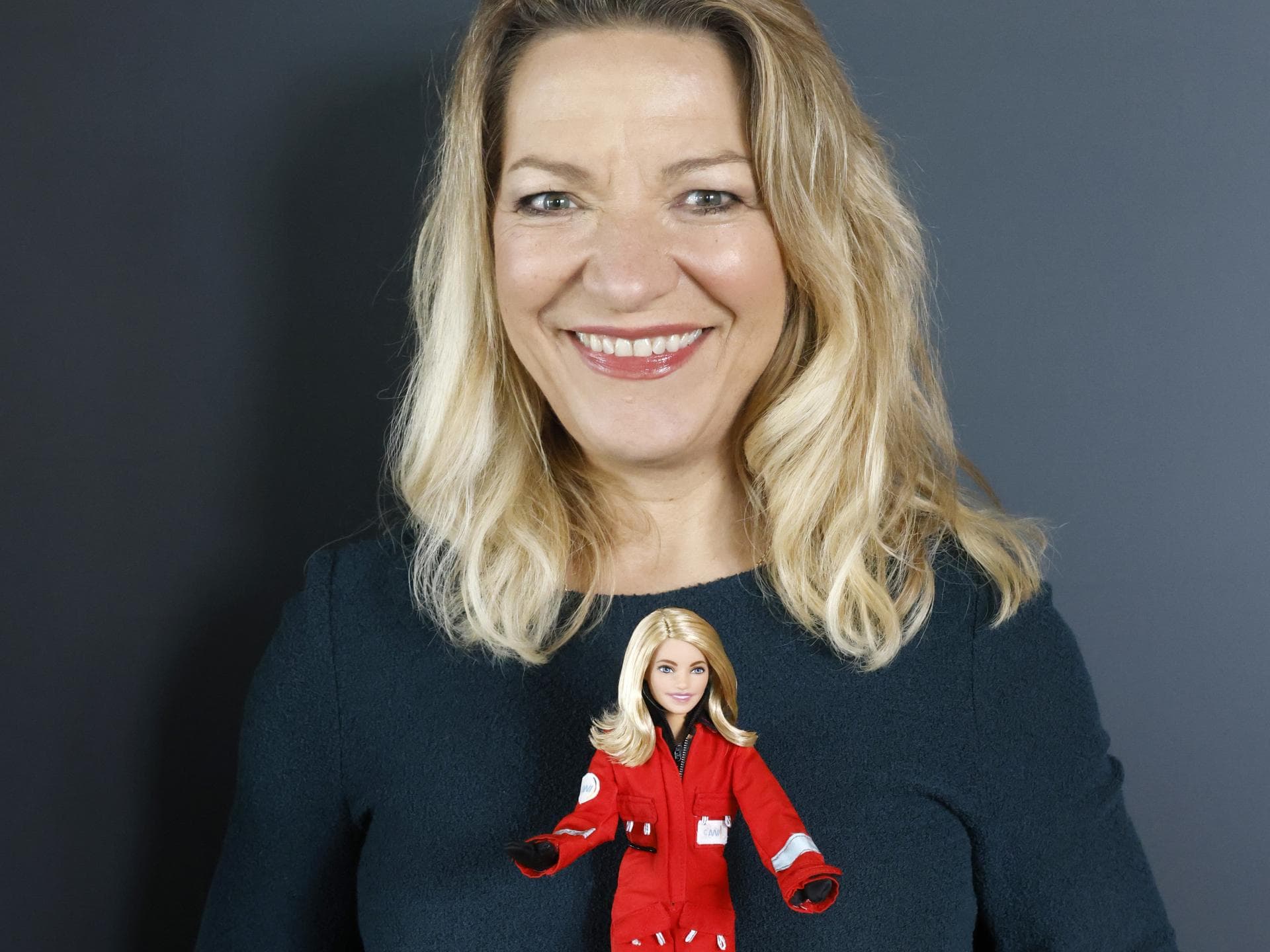 Meeresbiologin Prof. Antje Boetius mit ihrer Barbie Prof. Antje Boetius mit ihrer Barbie