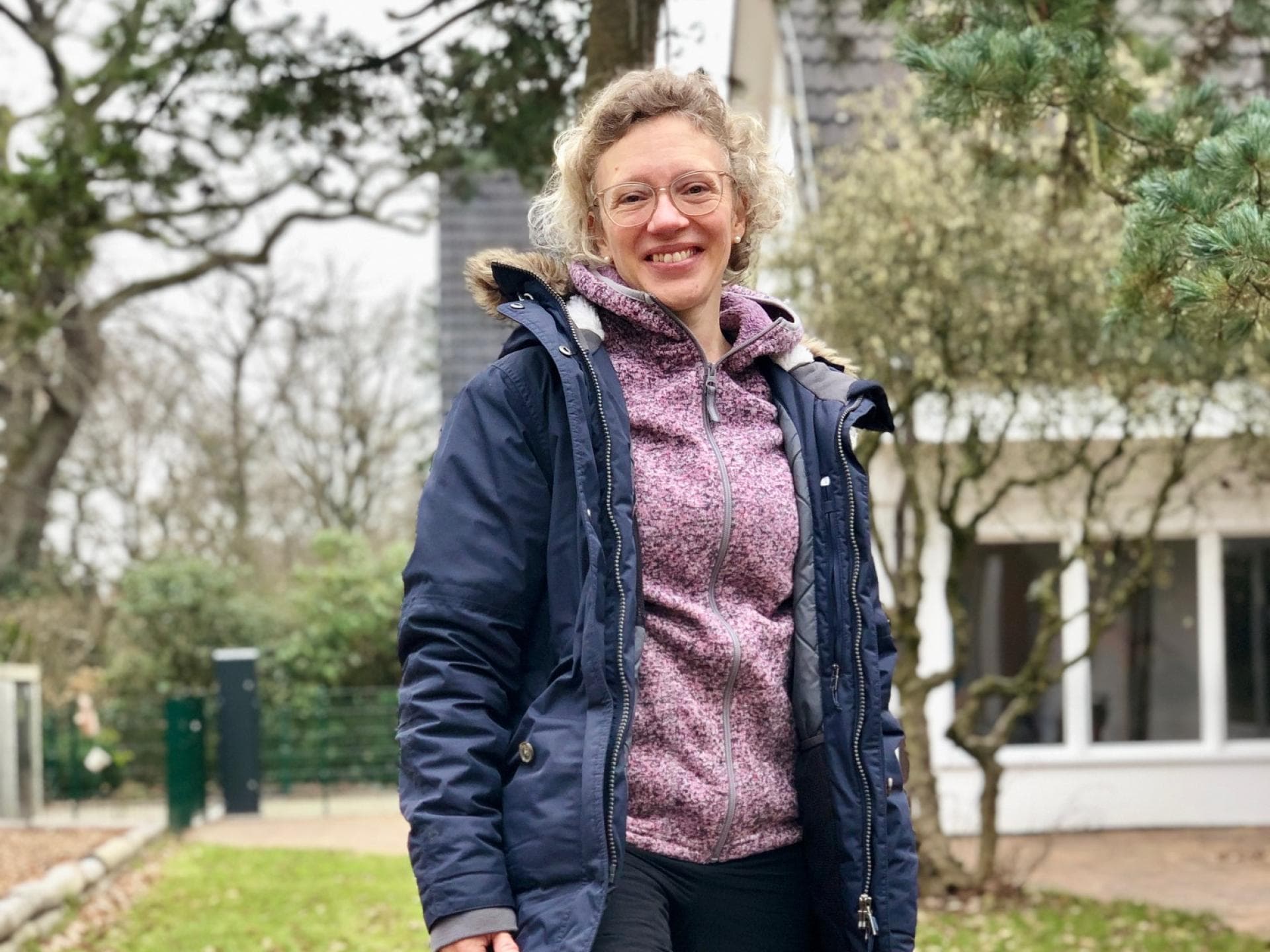 Tine Vellguth arbeitet als Quereinsteigerin in einer Waldkita Eine Frau mit warmer Winterkleidung draußen