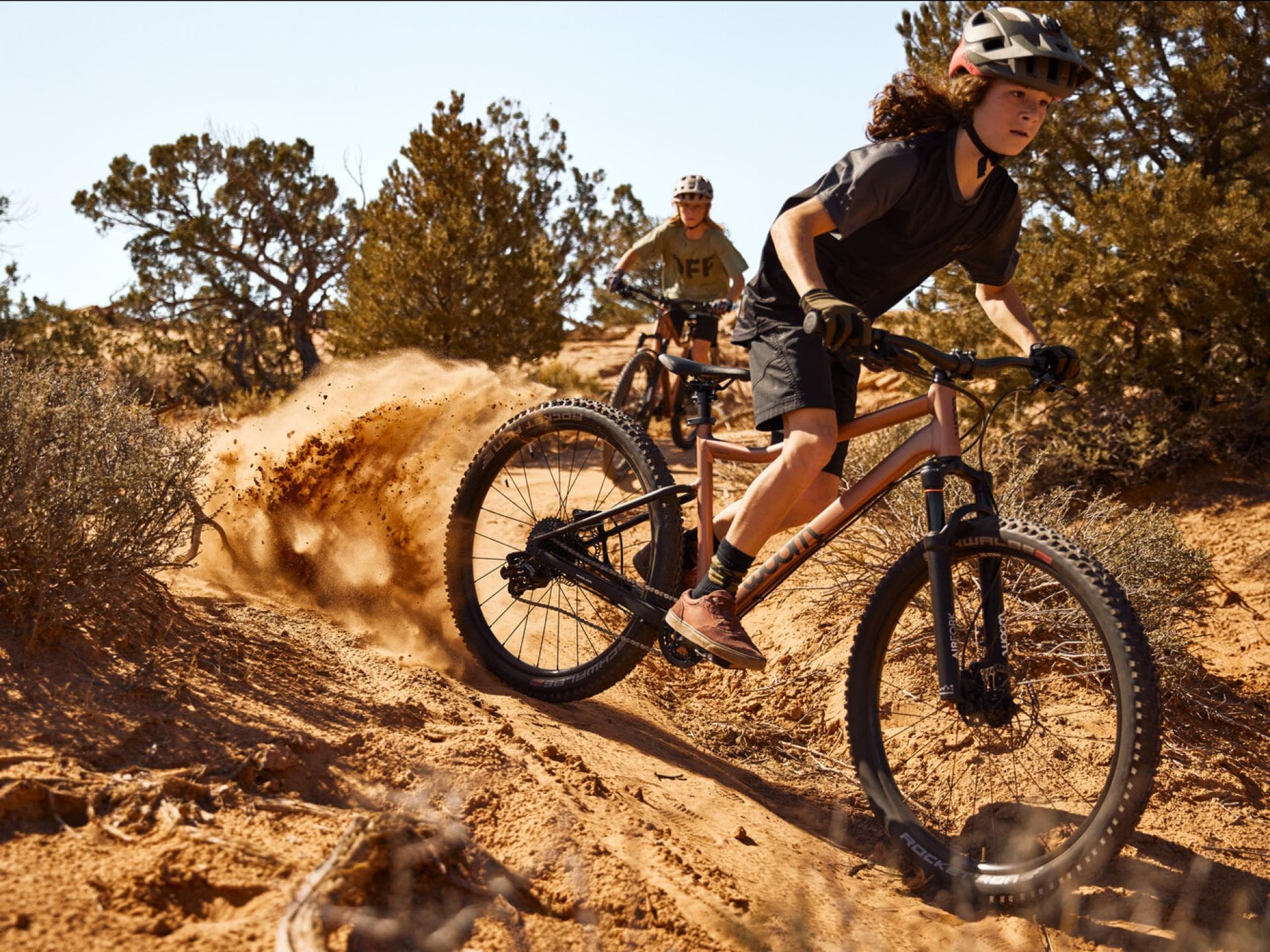Die neuen Mountainbikes Woom Off und Woom Off Air. Zwei Jungs auf Mountainbikes
