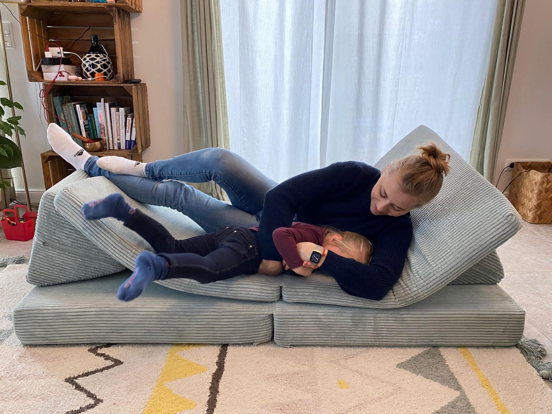 Mutter und Tochter auf dem Spielsofa Mutter und Tochter auf dem Spielsofa