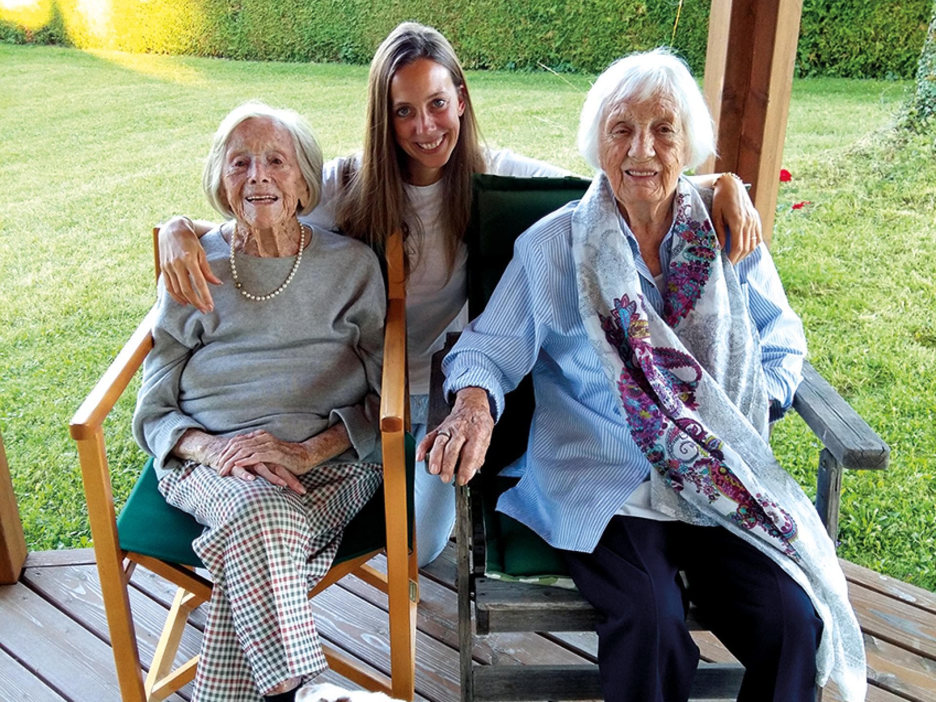 Oma Maria und Oma Mia mit Enkelin Anja. Oma Maria und Oma Mia mit Enkelin Anja.