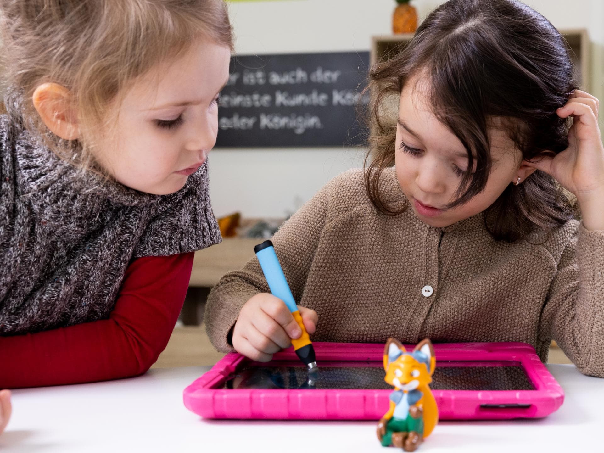 Zwei Mädchen spielen am Tablet mit der Edurino-Lernapp