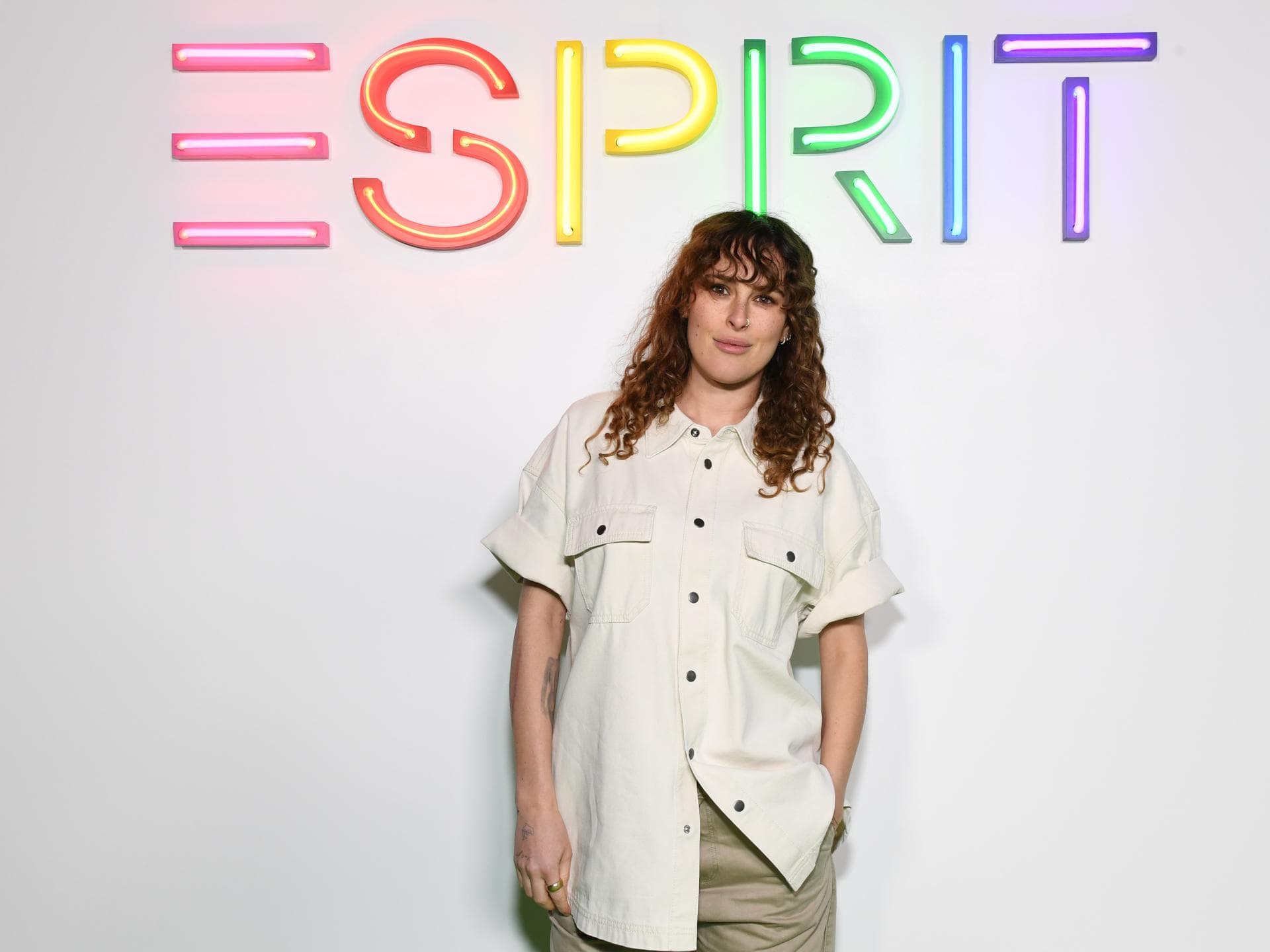 Rumer Willis ist zum ersten Mal Mama geworden. Rumer Willis posiert vor einer weißen Wand.